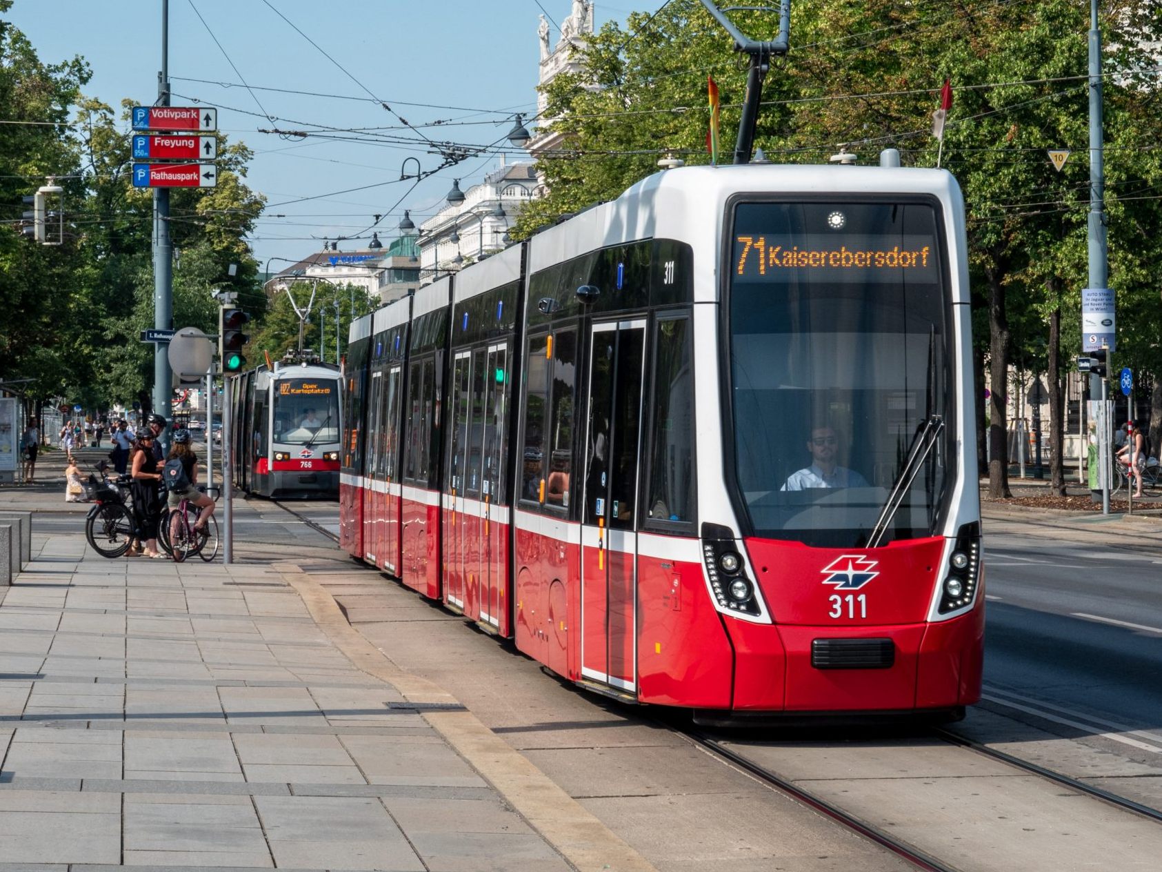 Die Bim-Linien 71 und 18 werden wegen Bauarbeiten vollständig gesperrt. Die Bim-Linien 71 und 18 werden wegen Bauarbeiten vollständig gesperrt.