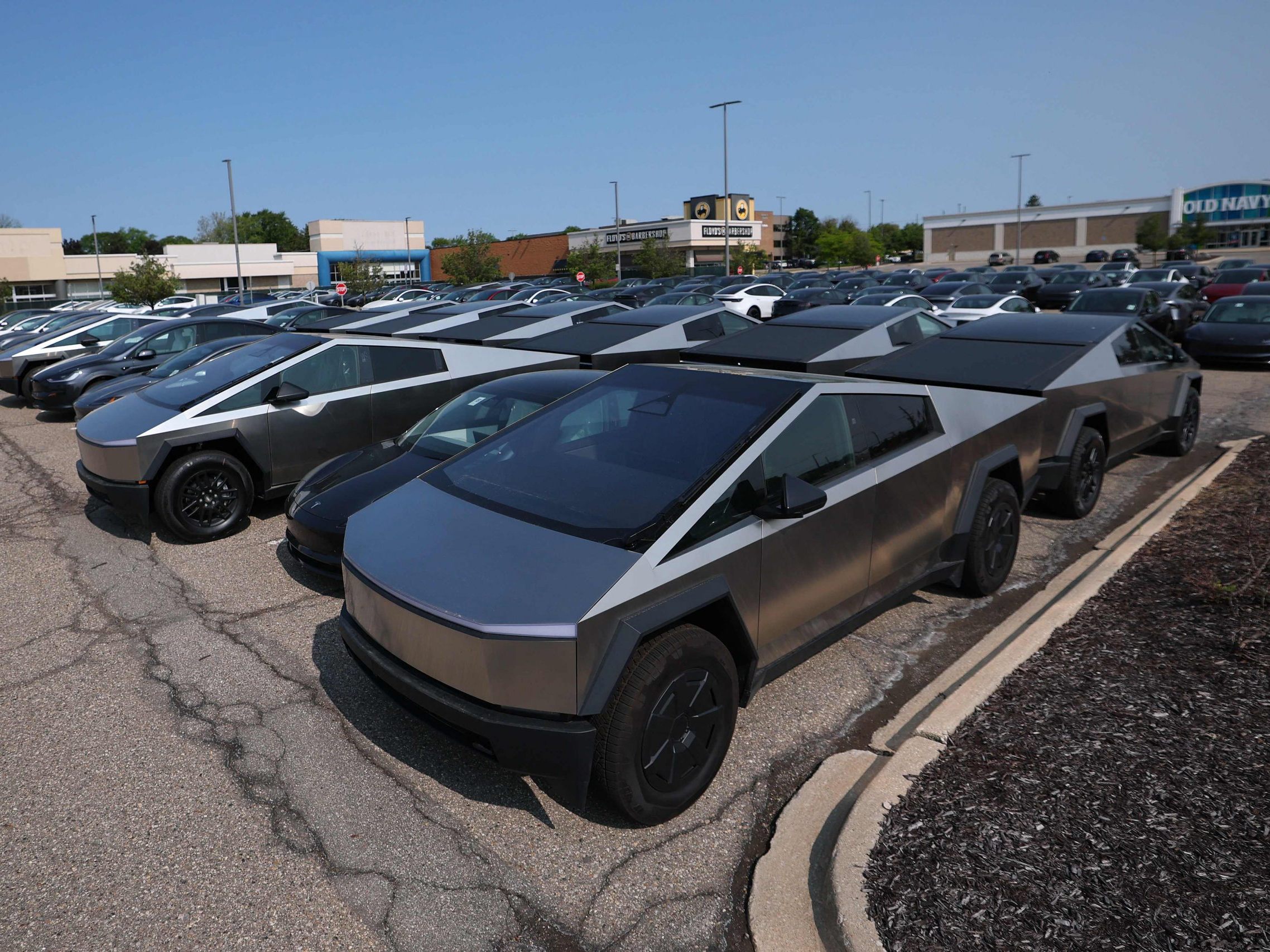 Tesla kämpft mit Cybertruck-Verkäufen. Einbruch bei Auslieferungen und Aktienkurs. Gründe: Design, Preis, Konkurrenz. Tesla kämpft mit Cybertruck-Verkäufen. Einbruch bei Auslieferungen und Aktienkurs. Gründe: Design, Preis, Konkurrenz.