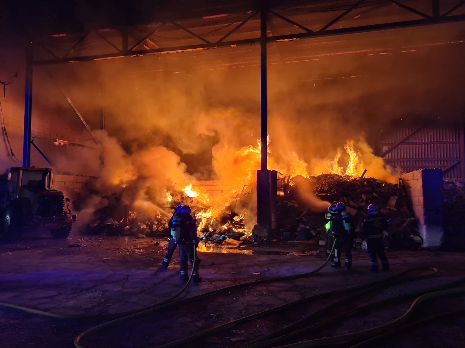 Feuerwehreinsatz in Entsorgungsbetrieb in Wien-Penzing