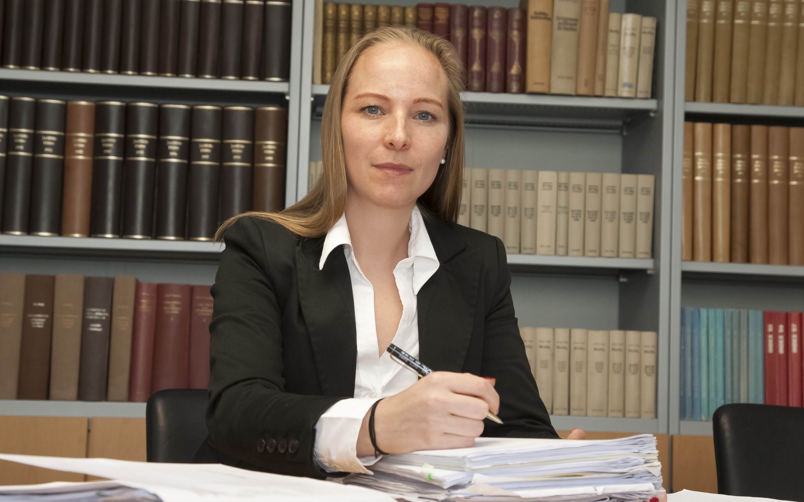 Portraits (lachend und ernst) sowie Arbeitssituationsbilder von Rechtsanwltin Olivia Lerch Portraits (lachend und ernst) sowie Arbeitssituationsbilder von Rechtsanwltin Olivia Lerch
