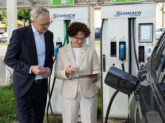 E-Control-Vorstand Wolfgang Urbantschitsch und Staatssekretärin Elisabeth Zehetner.