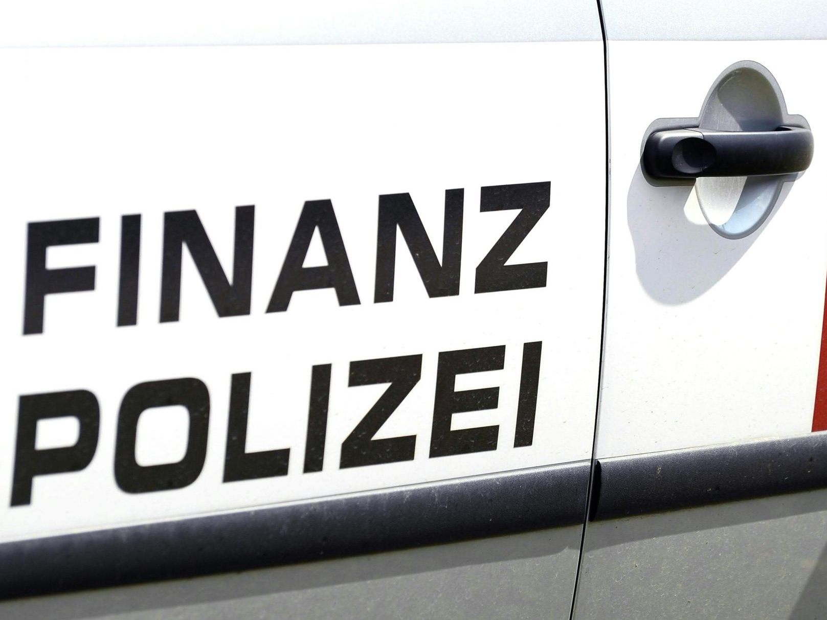 Die Finanzpolizei deckte dutzende Verstöße bei Essenzustellern auf.