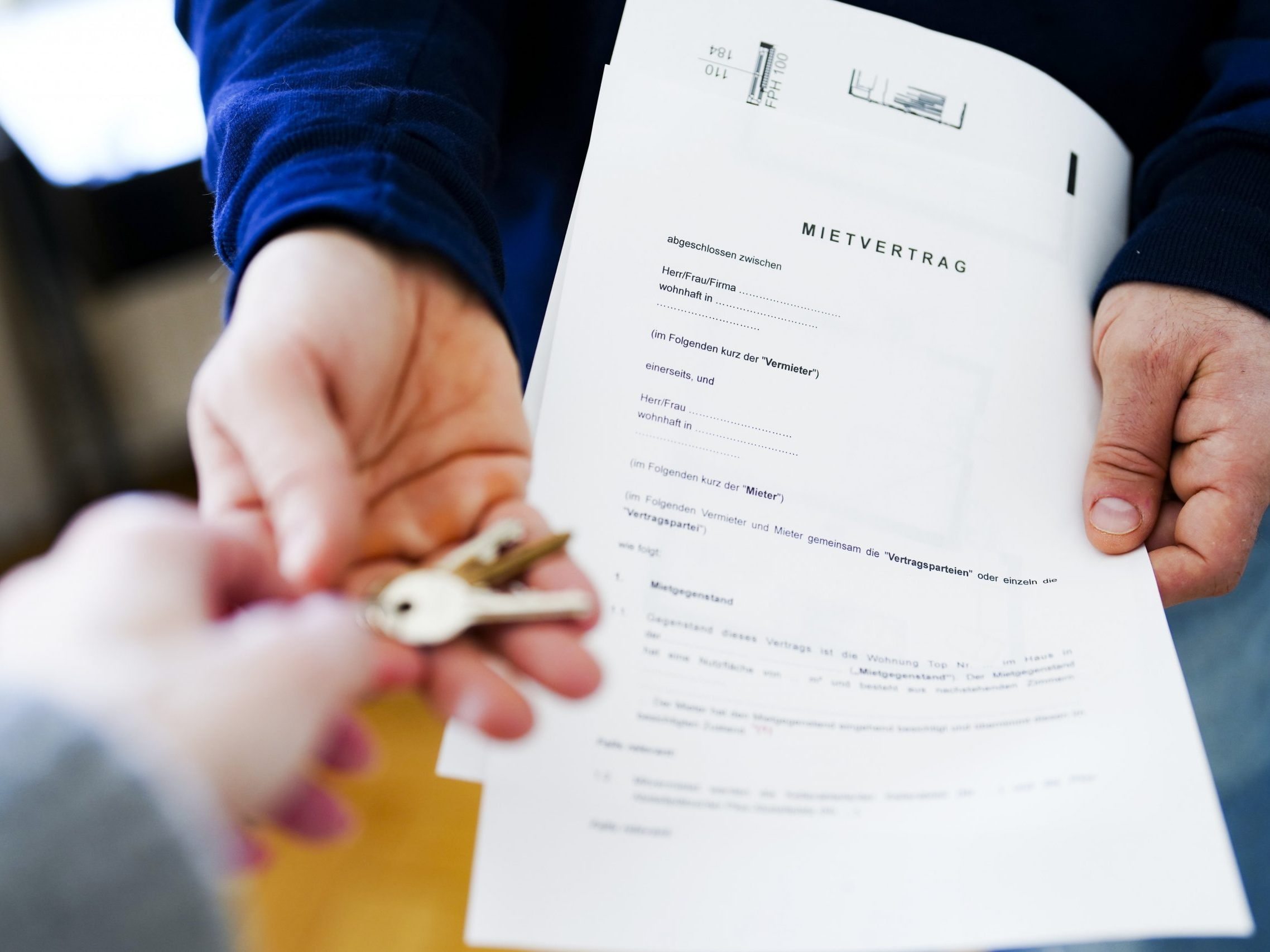 Ein Mietvertrag legt den Grundstein für dein Wohnverhältnis - und sollte sorgfältig geprüft werden. Ein Mietvertrag legt den Grundstein für dein Wohnverhältnis - und sollte sorgfältig geprüft werden.