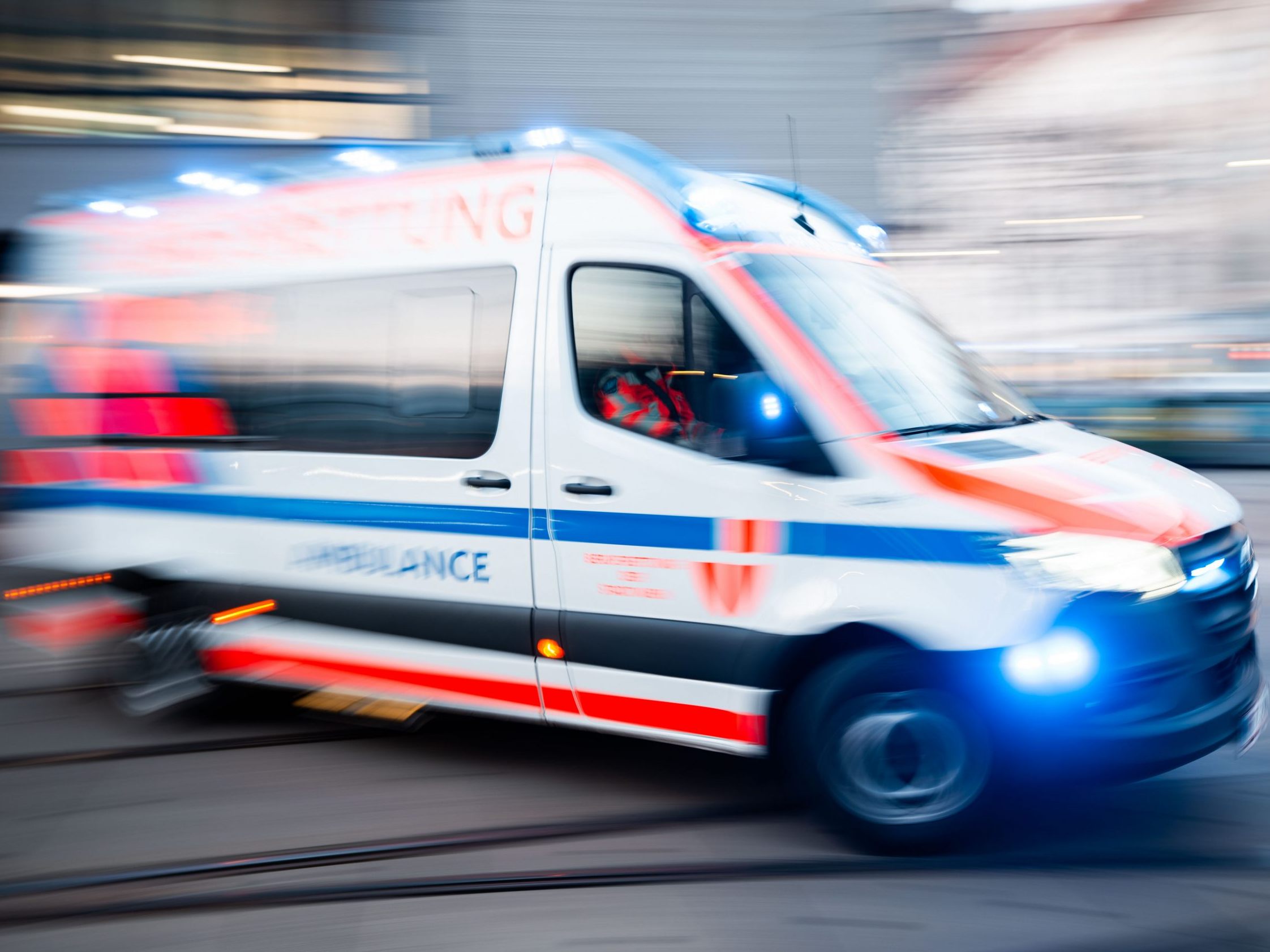 Eine Frau wurde von dem Baustellenzaun schwer verletzt. Eine Frau wurde von dem Baustellenzaun schwer verletzt.