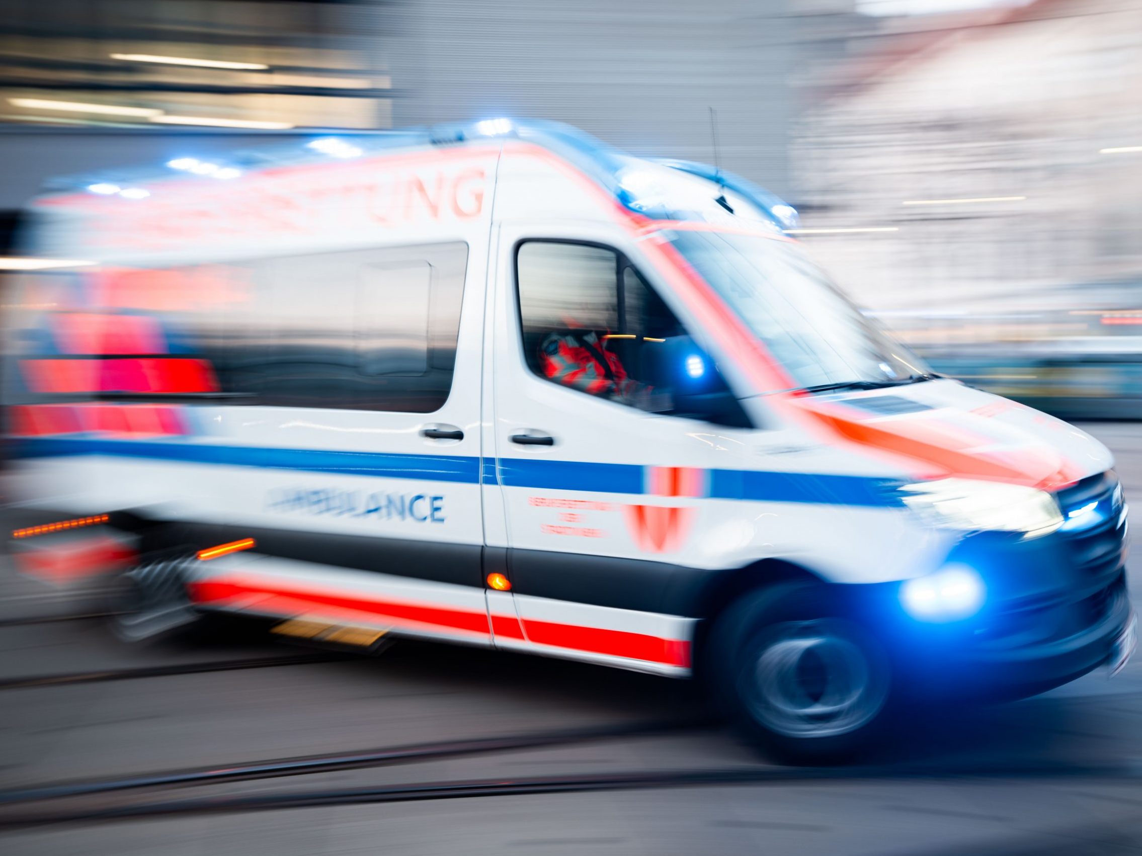 Der Bauarbeiter wurde bei dem Arbeitsunfall schwer verletzt.