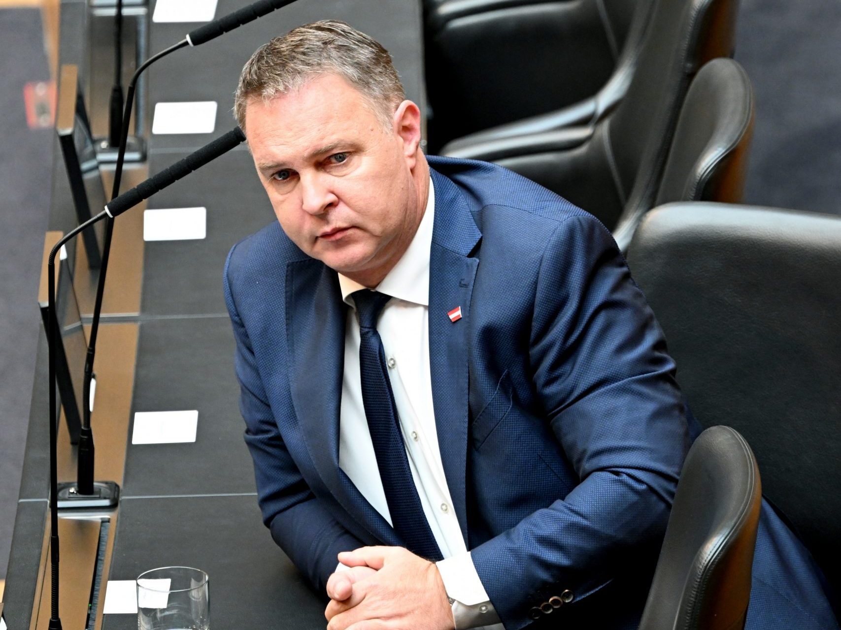 Tumult bei Fragestunde: "Ihr Kriegstreiber!" schallt durch den Saal Tumult bei Fragestunde: "Ihr Kriegstreiber!" schallt durch den Saal