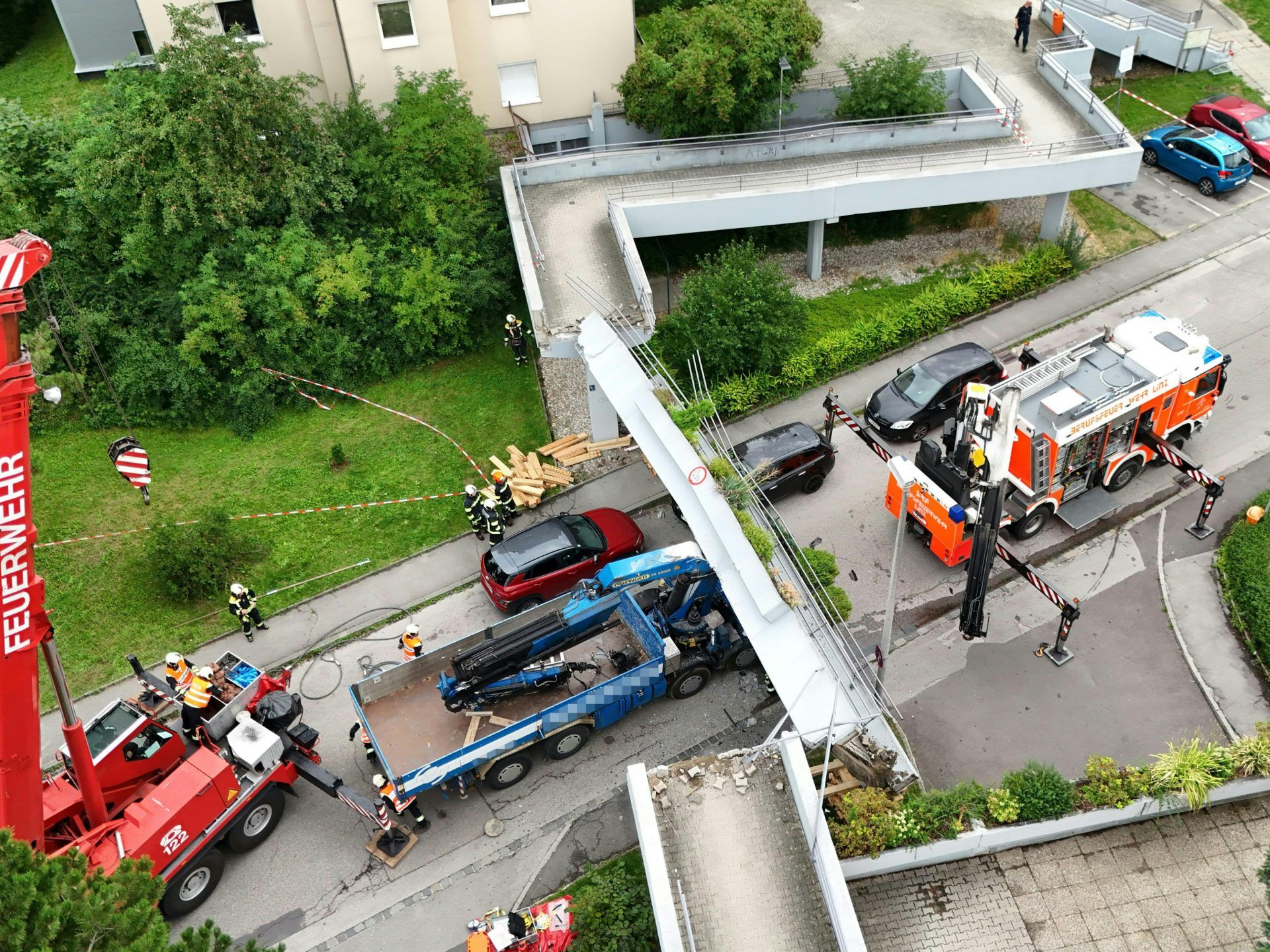 Die schwer verletzten Lkw-Insassen konnten befreit werden.