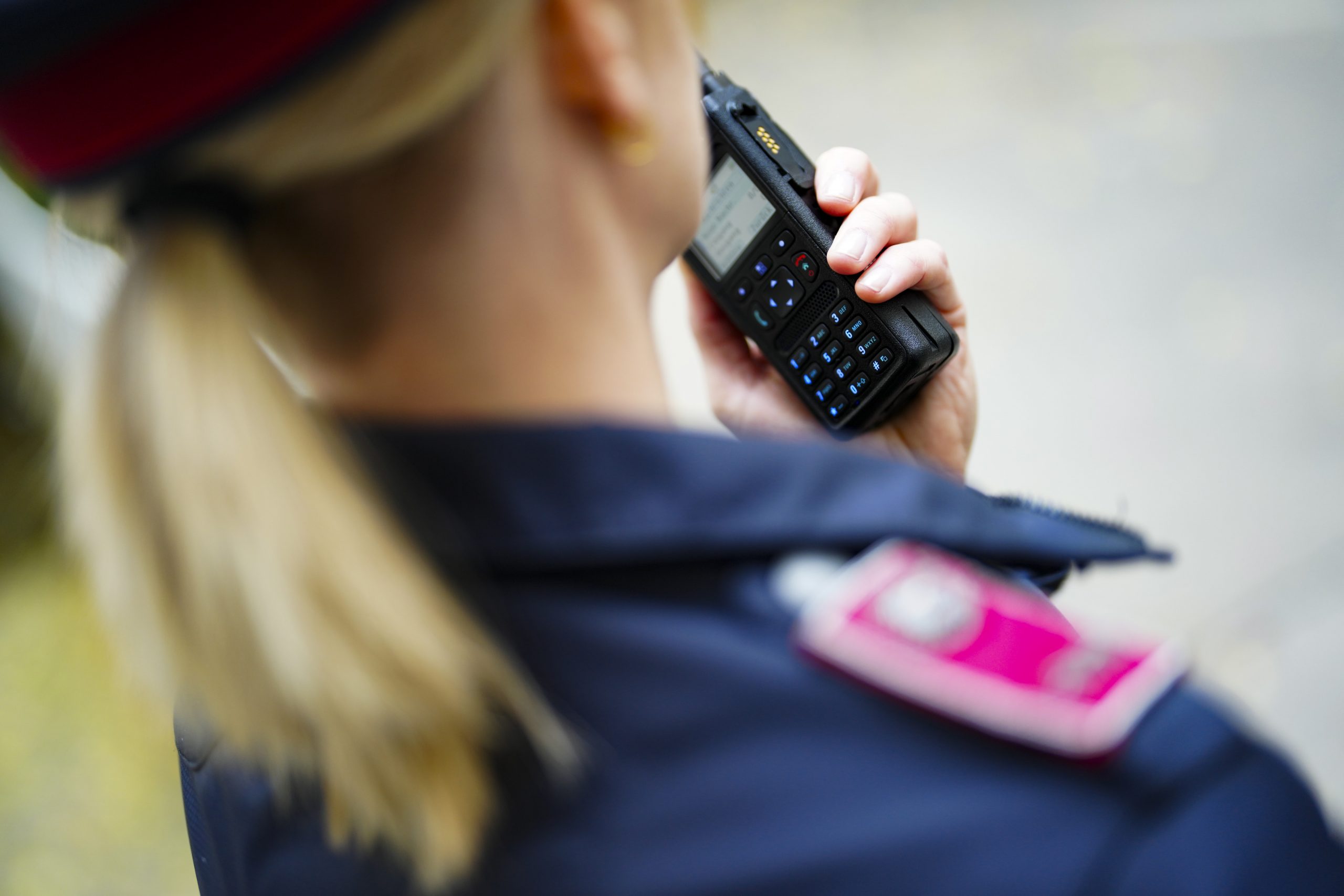 Mladoletnica ugriznila policistko na Dunaju med izgredom