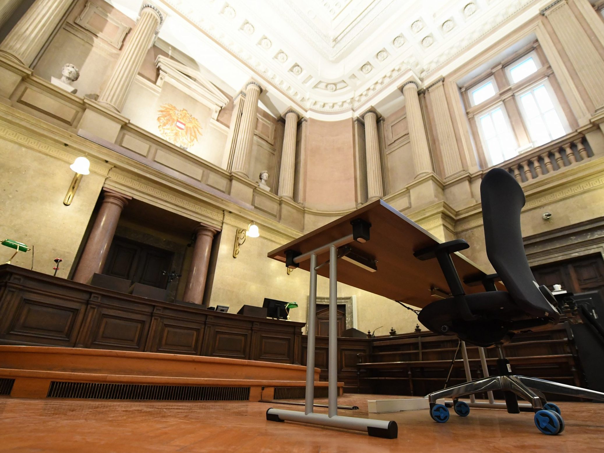 Im Saal gilt ein Fotografier-und Filmverbot. Im Saal gilt ein Fotografier-und Filmverbot.