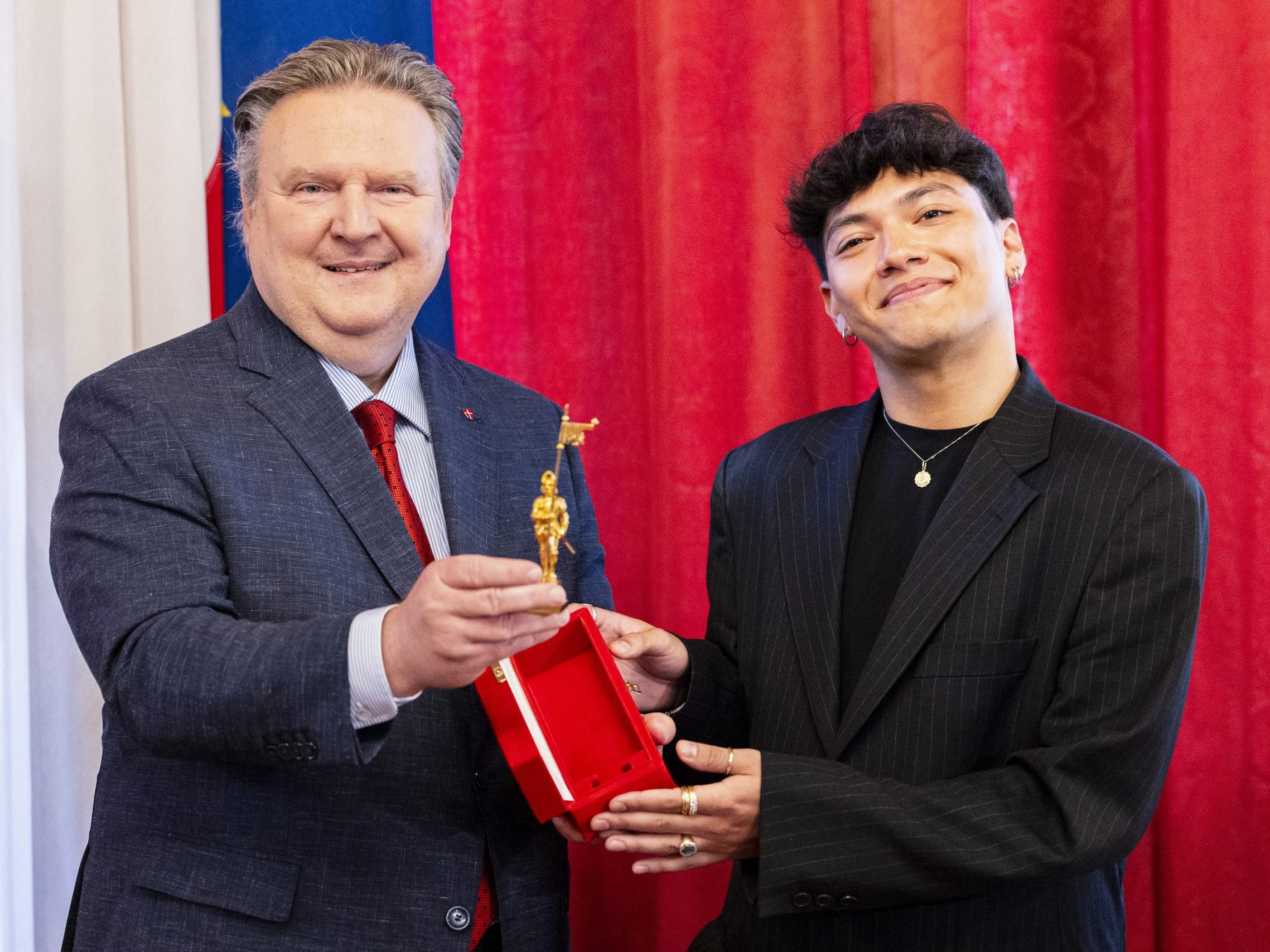 Bürgermeister Ludwig und ESC-Gewinner "JJ" am Dienstag bei der Überreichung des "Goldenen Rathausmannes" im Wiener Rathaus.