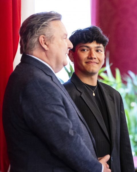 ABD0027_20250715 – WIEN – STERREICH: (v.l.) Brgermeister von Wien Michael Ludwig (SP) und ESC-Gewinner “JJ” am Dienstag, 15. Juli 2025, im Rahmen einer berreichung des “Goldenen Rathausmannes” im Rathaus in Wien. – FOTO: APA/TOBIAS STEINMAURER