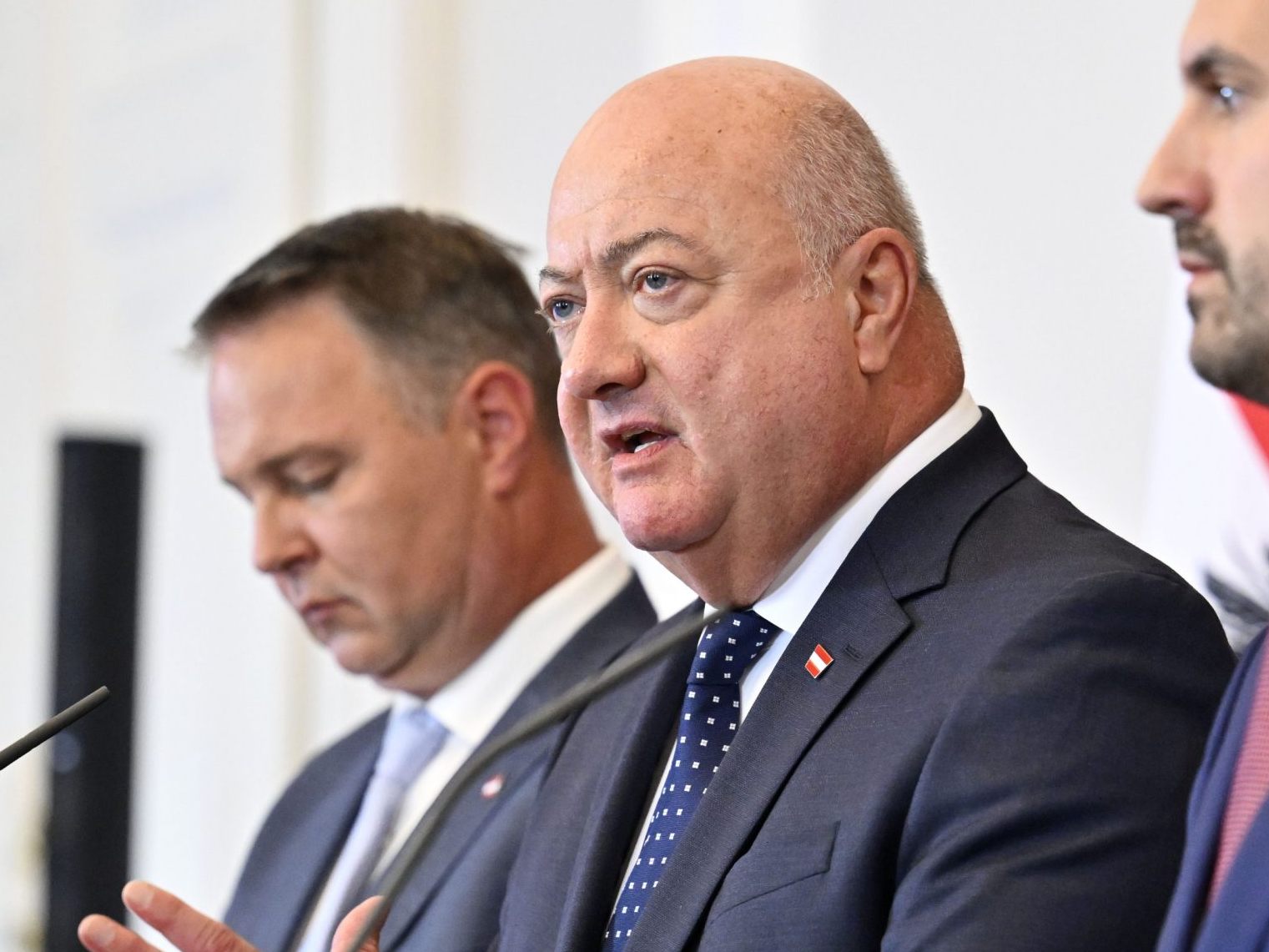 Vizekanzler Andreas Babler, Bundeskanzler Christian Stocker und Bildungsminister Christoph Wiederkehr beim Ministerrat am 23. Juli im Bundeskanzleramt in Wien. Vizekanzler Andreas Babler, Bundeskanzler Christian Stocker und Bildungsminister Christoph Wiederkehr beim Ministerrat am 23. Juli im Bundeskanzleramt in Wien.