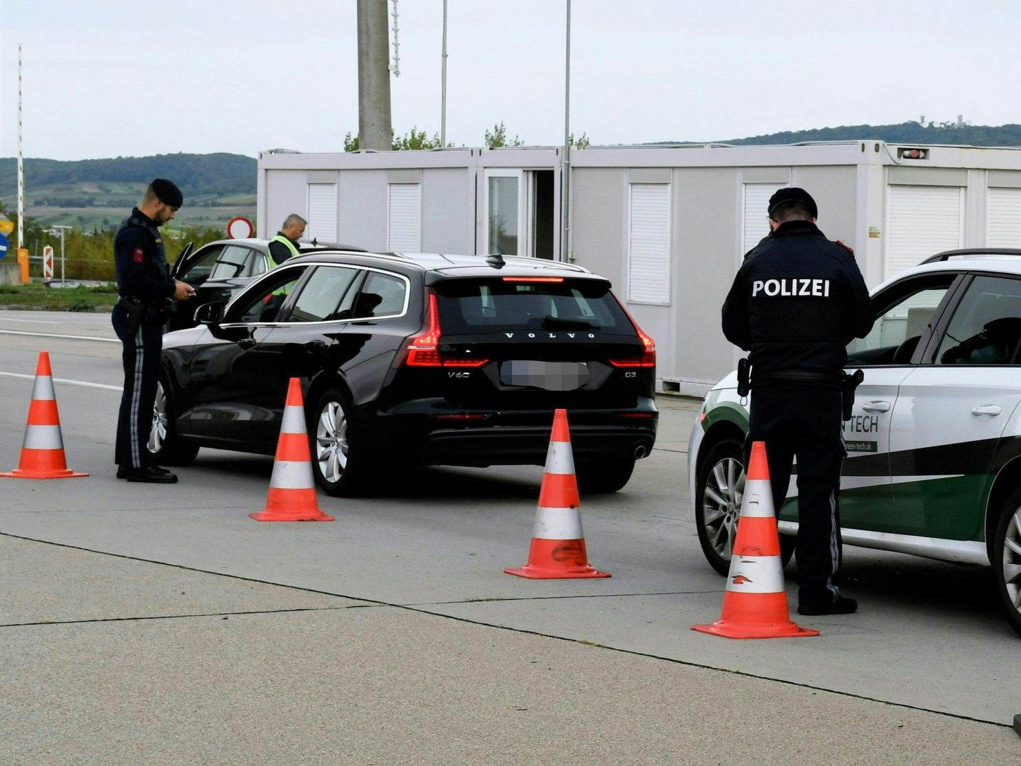 Die 85-Jährige wollte unter anderem Cannabis von Deutschland nach Österreich bringen.