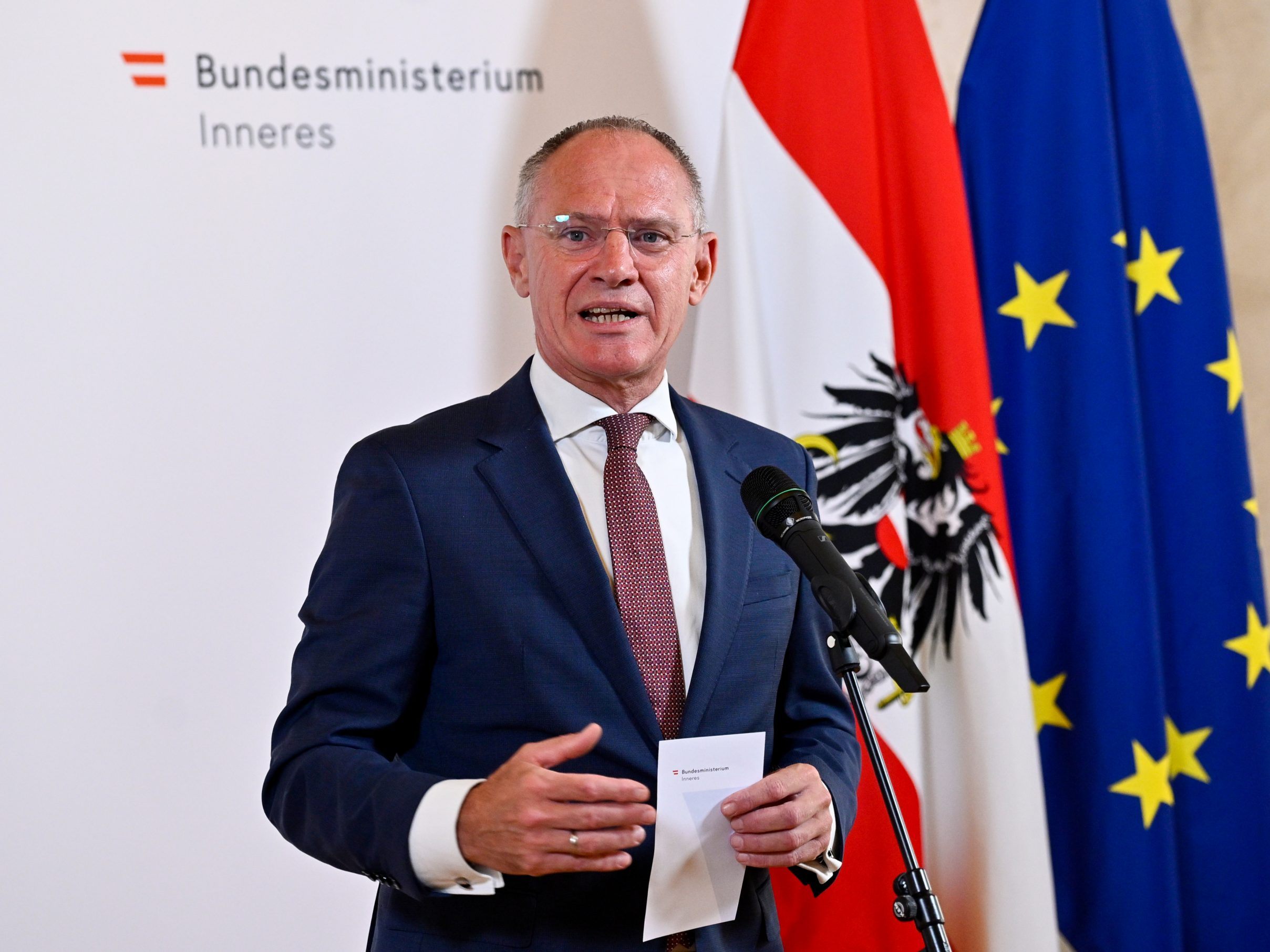 Der Innenminister kündigte weitere Einzelabschiebungen nach Syrien an. Der Innenminister kündigte weitere Einzelabschiebungen nach Syrien an.