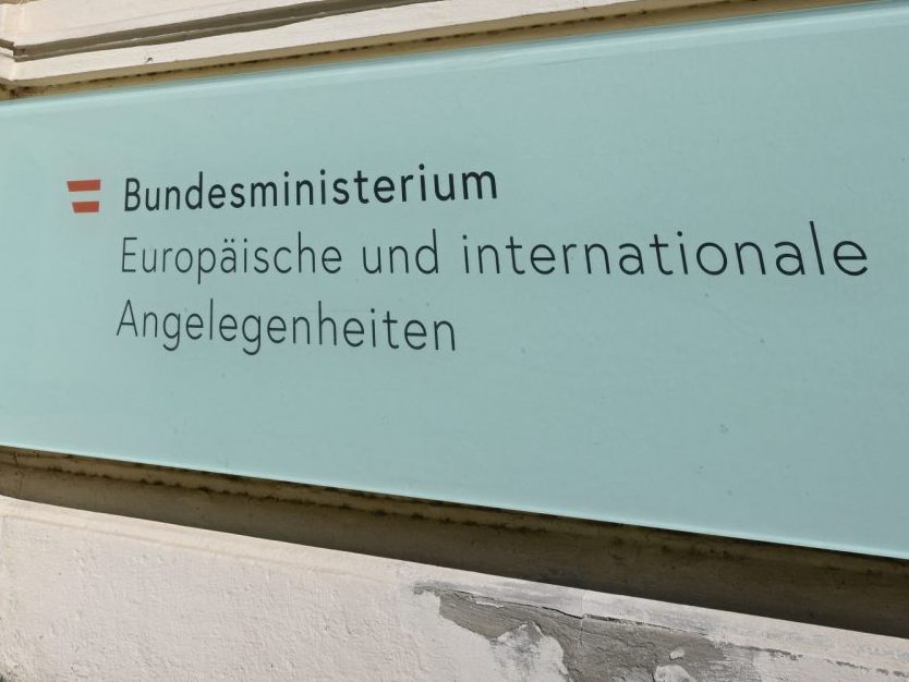 Das Außenministerium hat den Botschafter abberufen. Das Außenministerium hat den Botschafter abberufen.