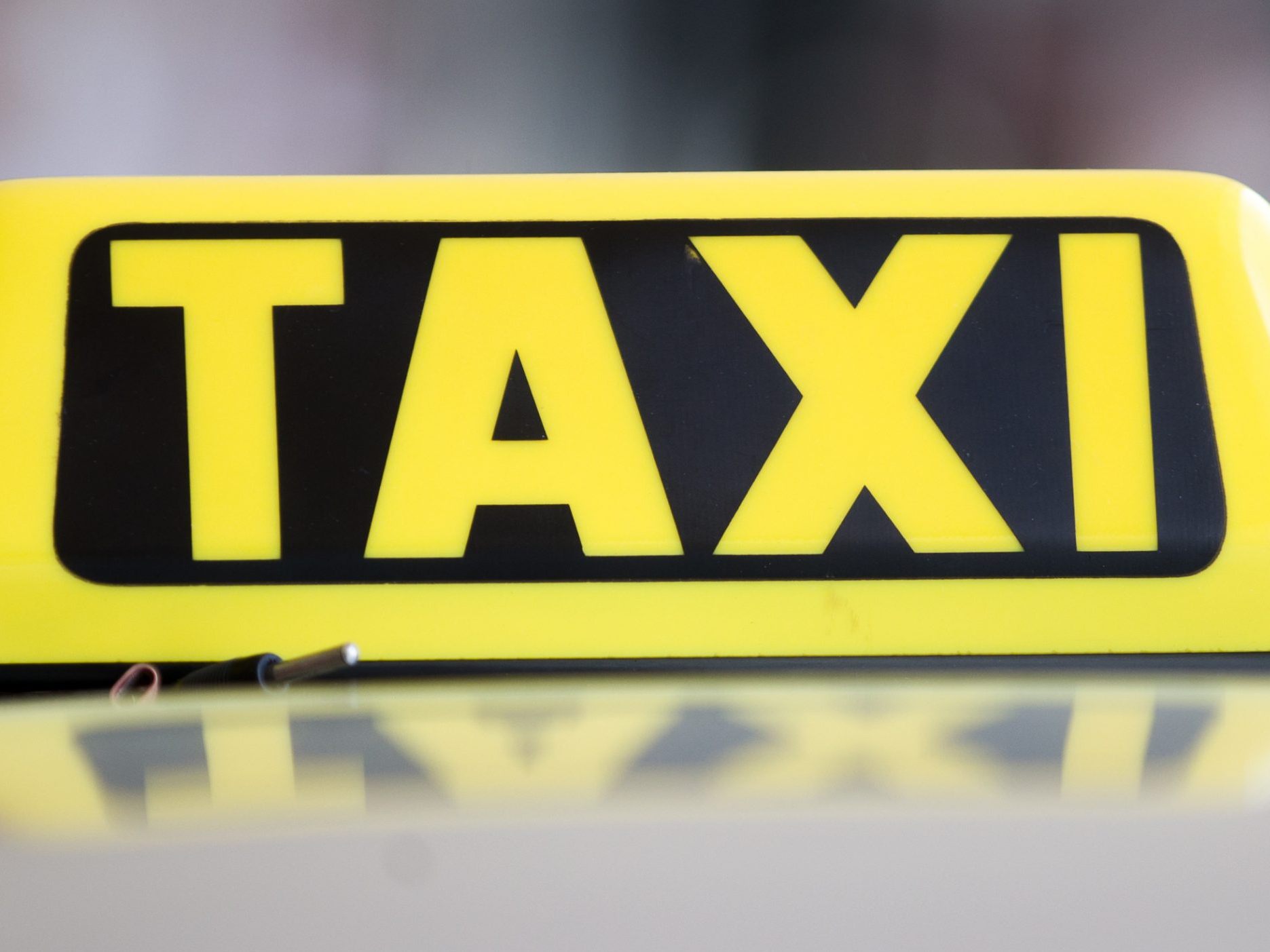 Die Wiener Taxi-Innung fordert strengere Kontrollen gegen illegale Fahrer und gesetzliche Anpassungen.
