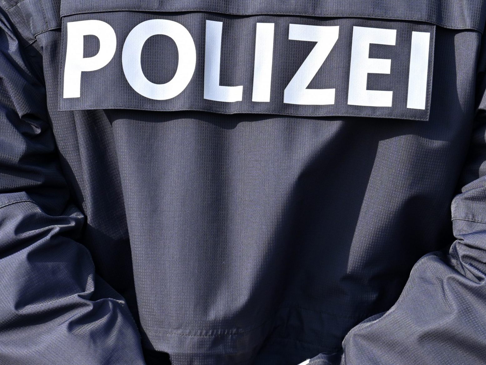Ein falscher Polizist überlistete einen Mann.
