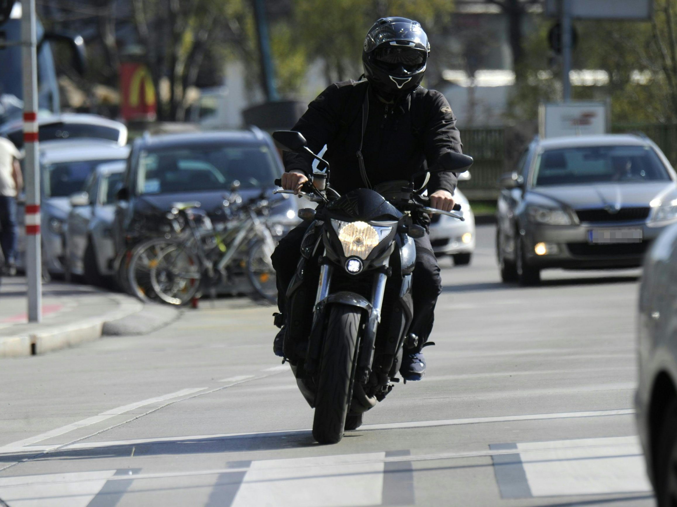 Sowohl das Motorrad als auch der Fahrer muss sich an das veränderte Gewicht anpassen.