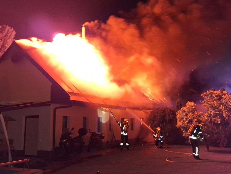 Die Einsatzkräfte der Feuerwehr bei der Brandbekämpfung. Die Einsatzkräfte der Feuerwehr bei der Brandbekämpfung.