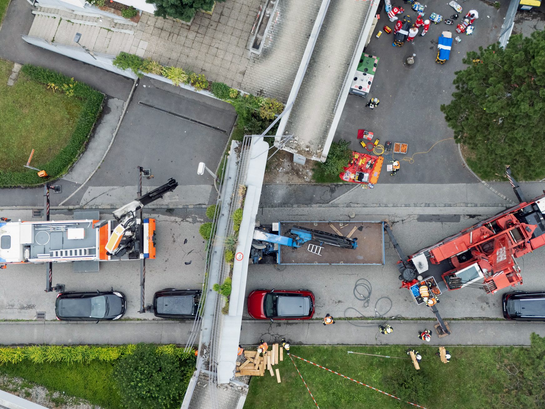Der Laster war am 16. Juli vormittags gegen die Brücke geprallt, worauf ein 50 Tonnen schweres Bauteil auf die Führerkabine krachte.