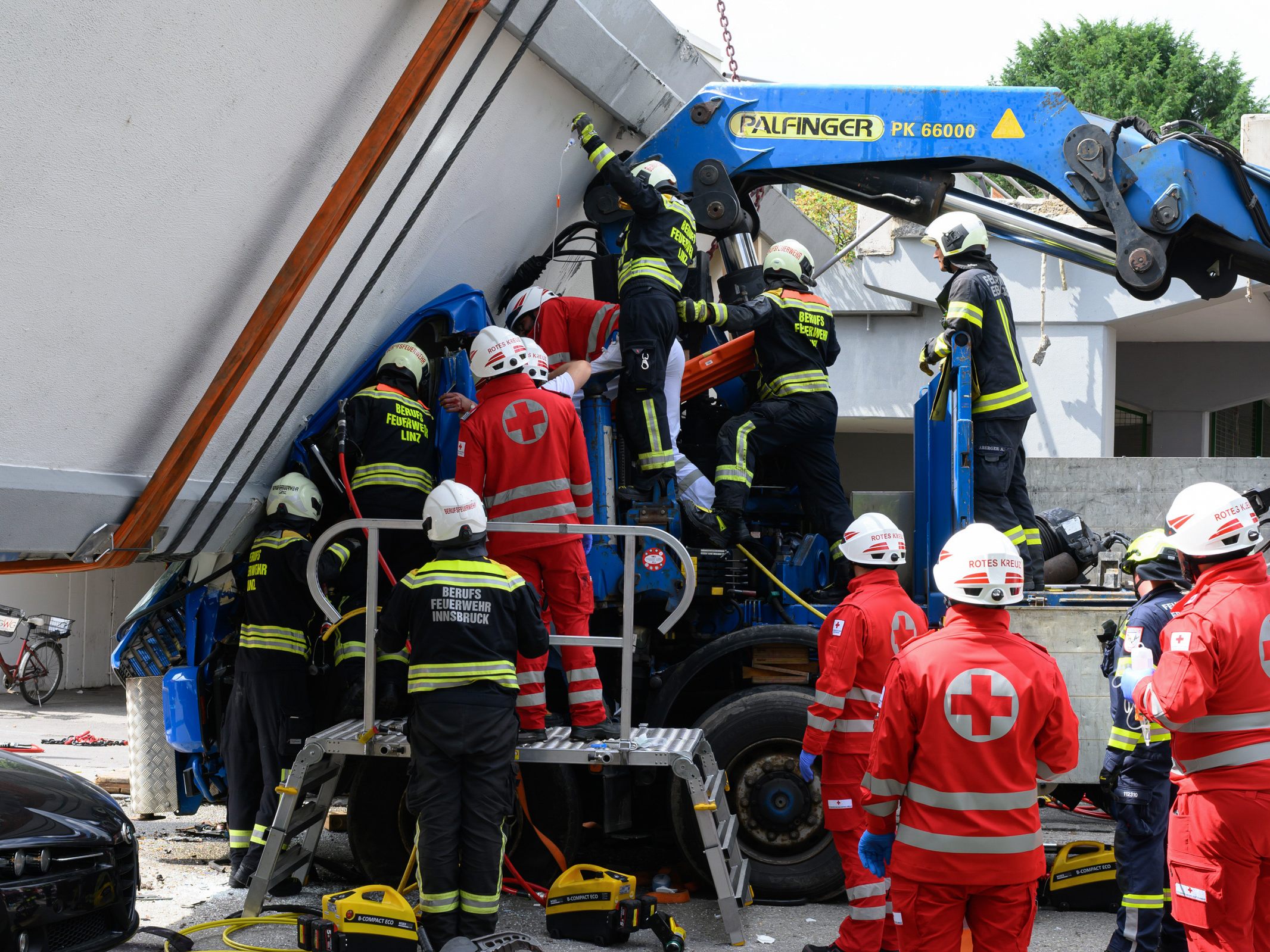 Nach mehrstündigen Operationen befinden sich die beiden Lkw-Insassen in stabilem Zustand. Nach mehrstündigen Operationen befinden sich die beiden Lkw-Insassen in stabilem Zustand.