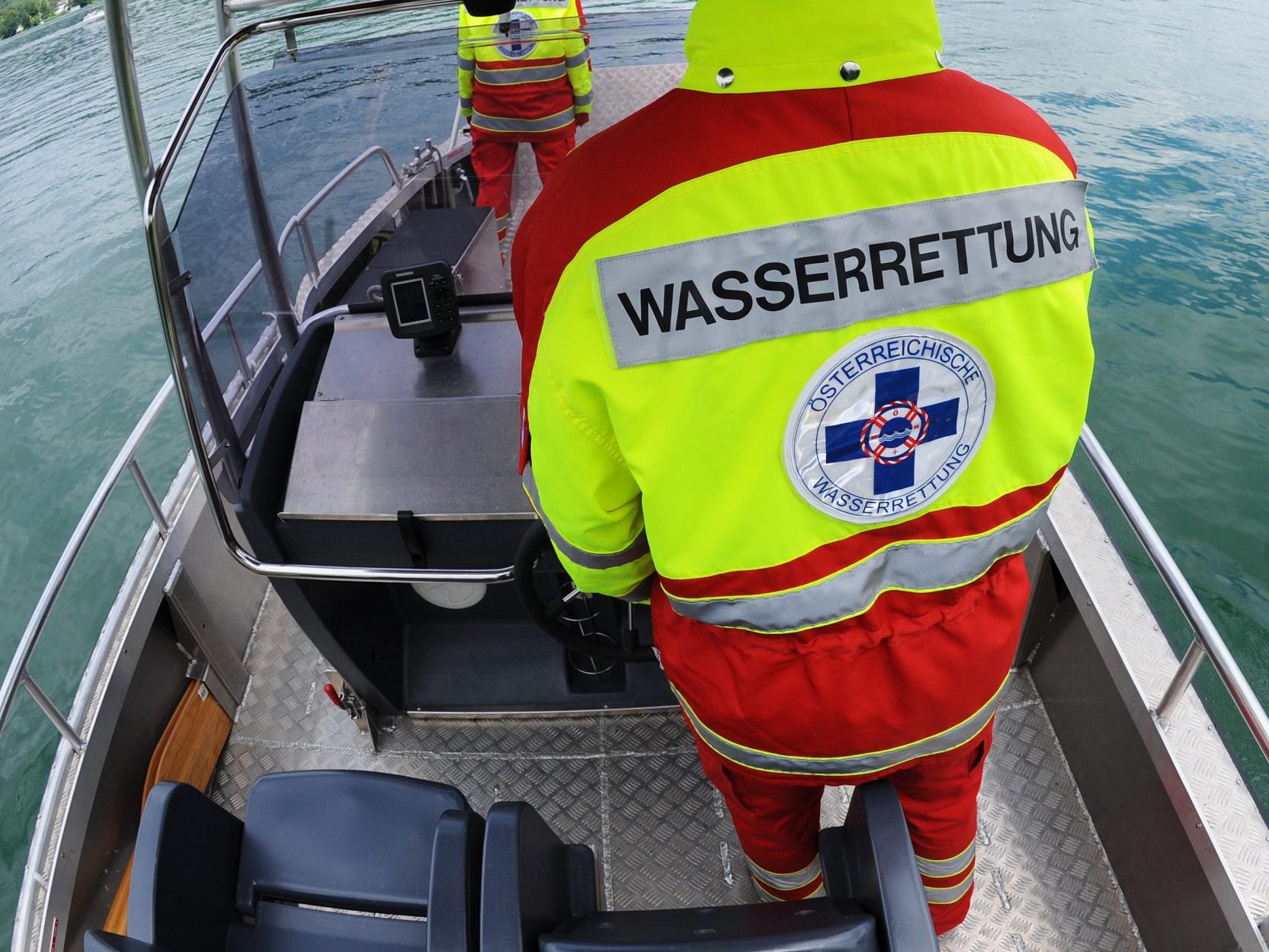 Die Suche gestaltet sich wegen des hohen Wasserstandes schwierig.