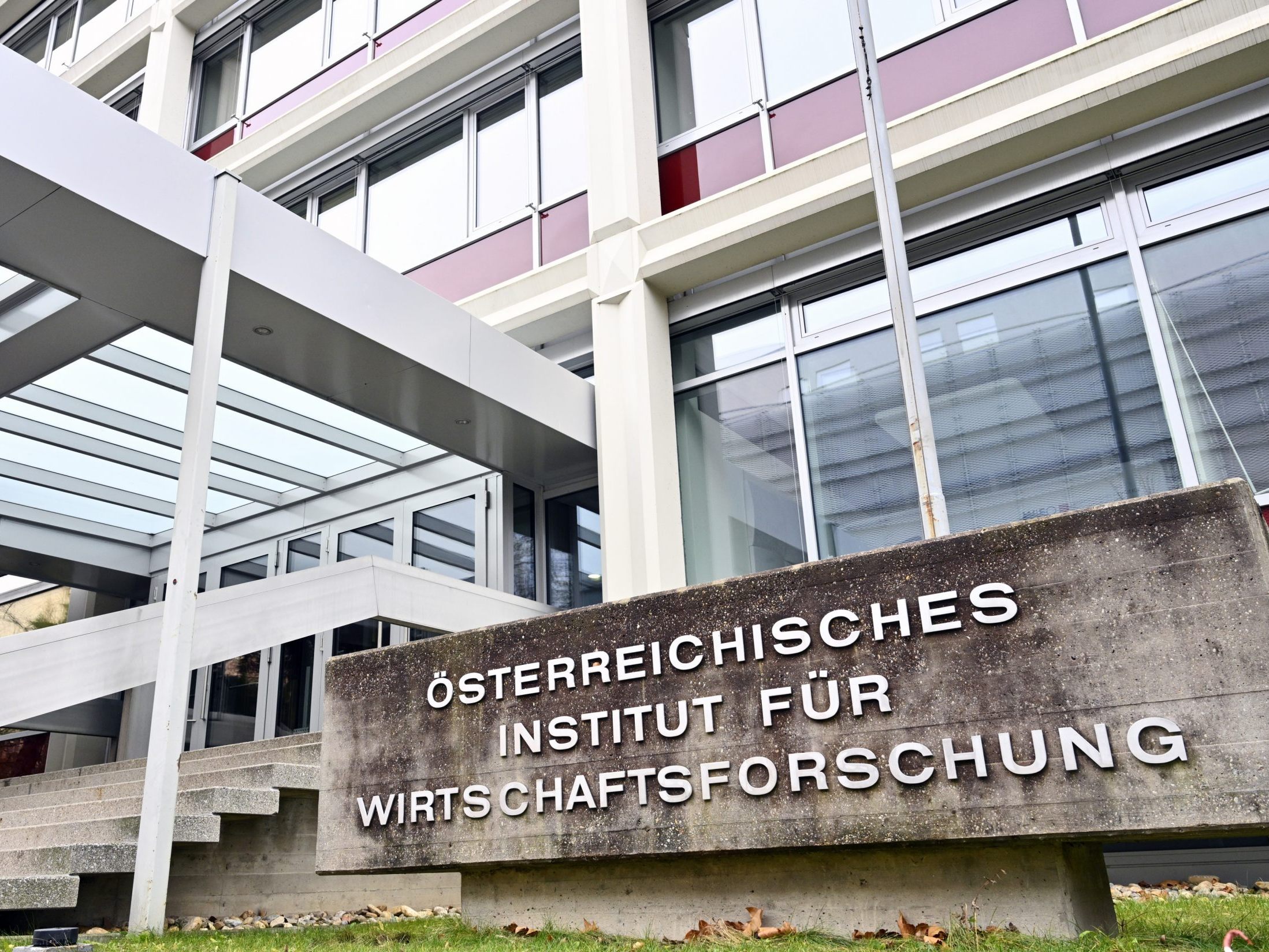 Wifo mit Schnellschätzung.