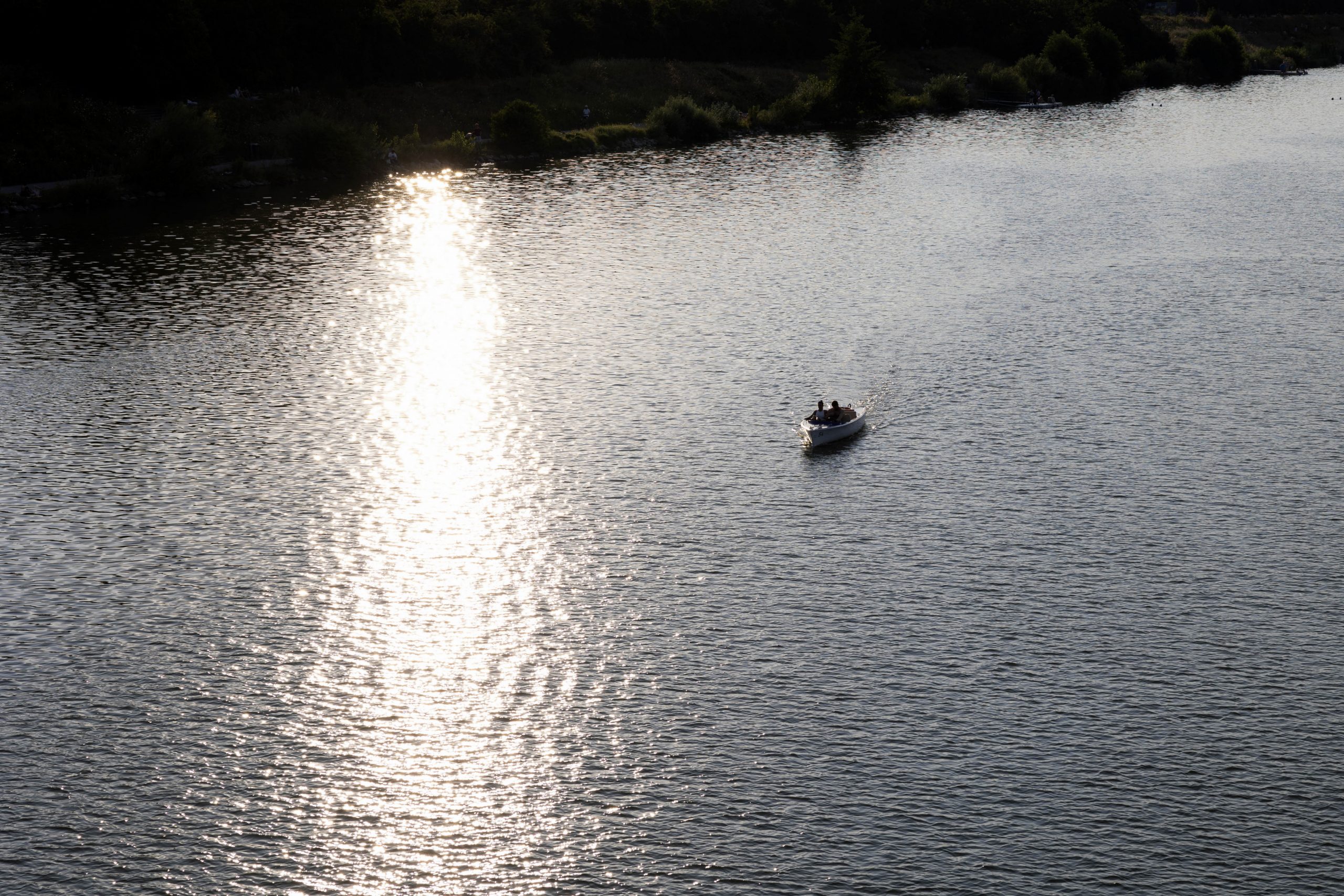 Turistični čoln na Donavi se je prevrnil, umrli so štirje ljudje, med njimi otrok