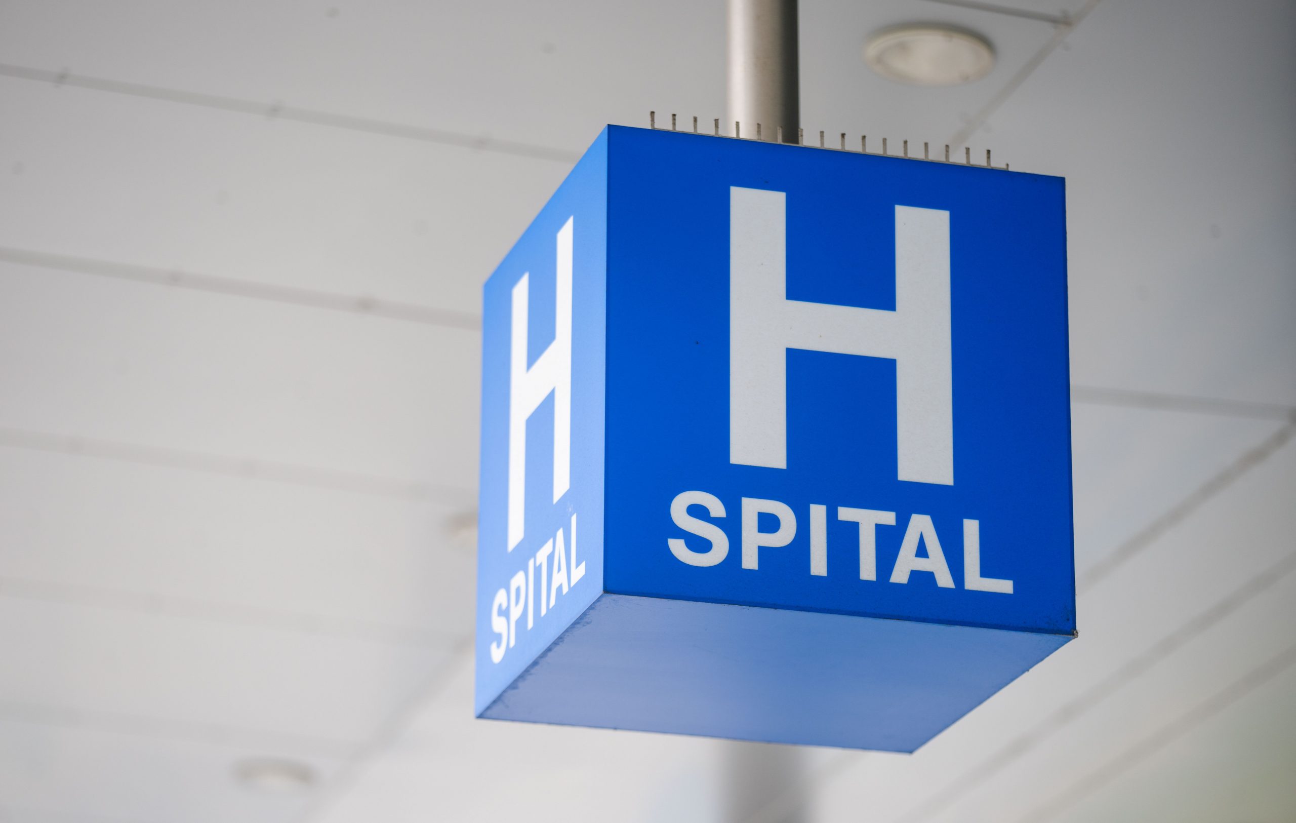 Devetletnika iz Dunaja v Koroški poškodoval konj med "Kufenstechen"