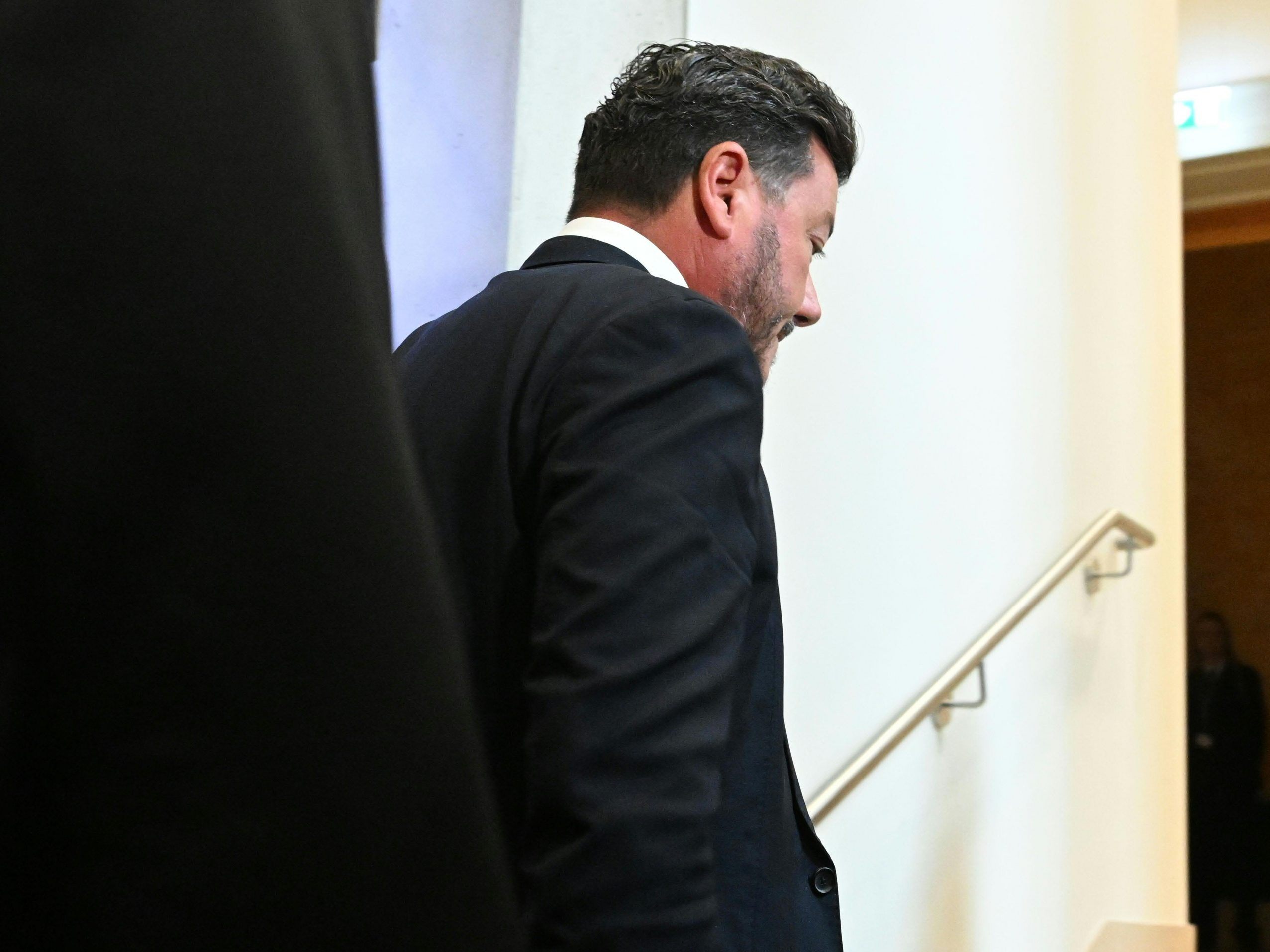 Signa-Skandal: Ermittlungen gegen René Benko und seine Frau Nathalie wegen Betrugsvorwürfen. Brisante Funde und widersprüchliche Aussagen. Signa-Skandal: Ermittlungen gegen René Benko und seine Frau Nathalie wegen Betrugsvorwürfen. Brisante Funde und widersprüchliche Aussagen.
