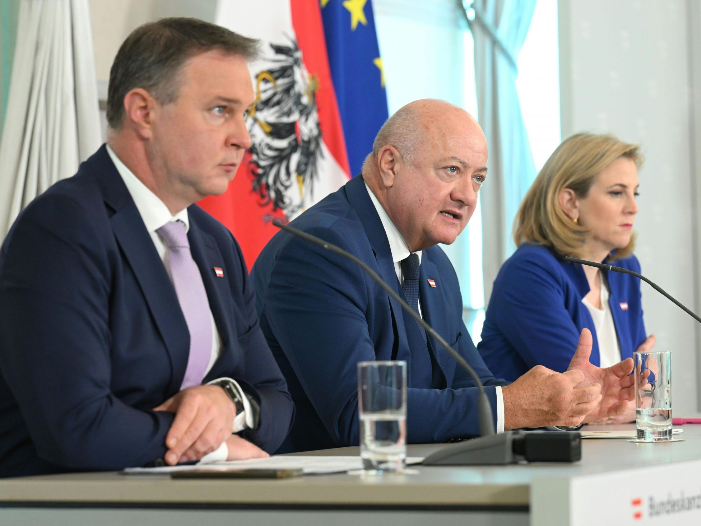 Am Mittwoch beschäftigt sich die Regierung mit der Reform von Genehmigungsverfahren. Am Mittwoch beschäftigt sich die Regierung mit der Reform von Genehmigungsverfahren.