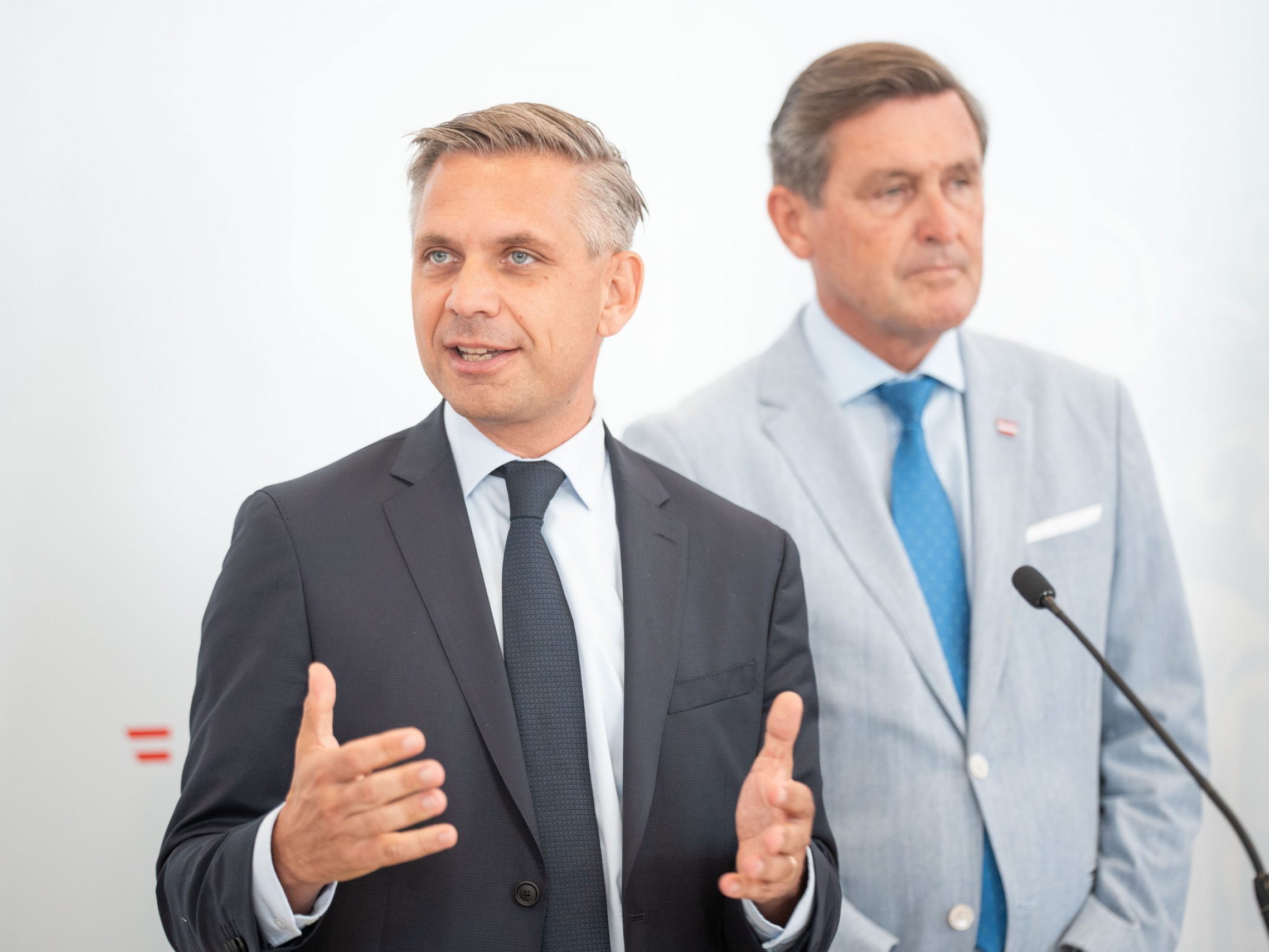 Bundesminister für Wirtschaft, Energie und Tourismus Wolfgang Hattmannsdorfer und Bundesminister für Innovation, Mobilität und Infrastruktur Peter Hanke. Bundesminister für Wirtschaft, Energie und Tourismus Wolfgang Hattmannsdorfer und Bundesminister für Innovation, Mobilität und Infrastruktur Peter Hanke.