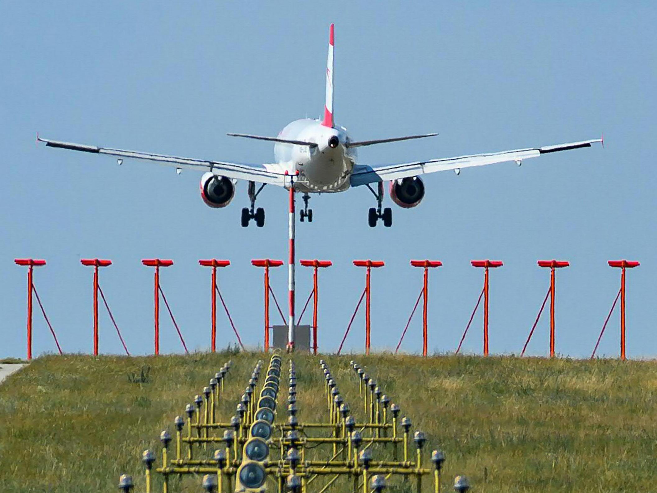 Ein Passagier bedrohte eine AUA-Flugbegleiter nach der Landung in Wien.
