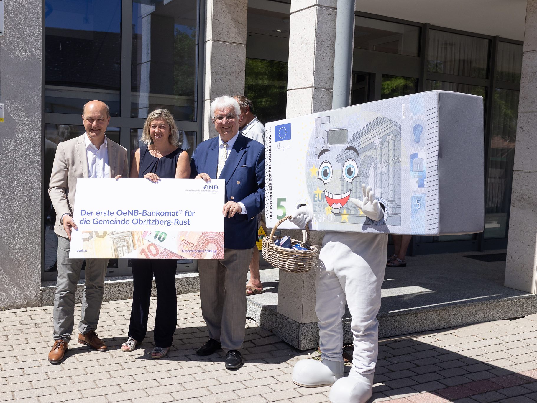 Die Nationalbank stellt Bankomaten in kleinen Orten auf. Die Nationalbank stellt Bankomaten in kleinen Orten auf.