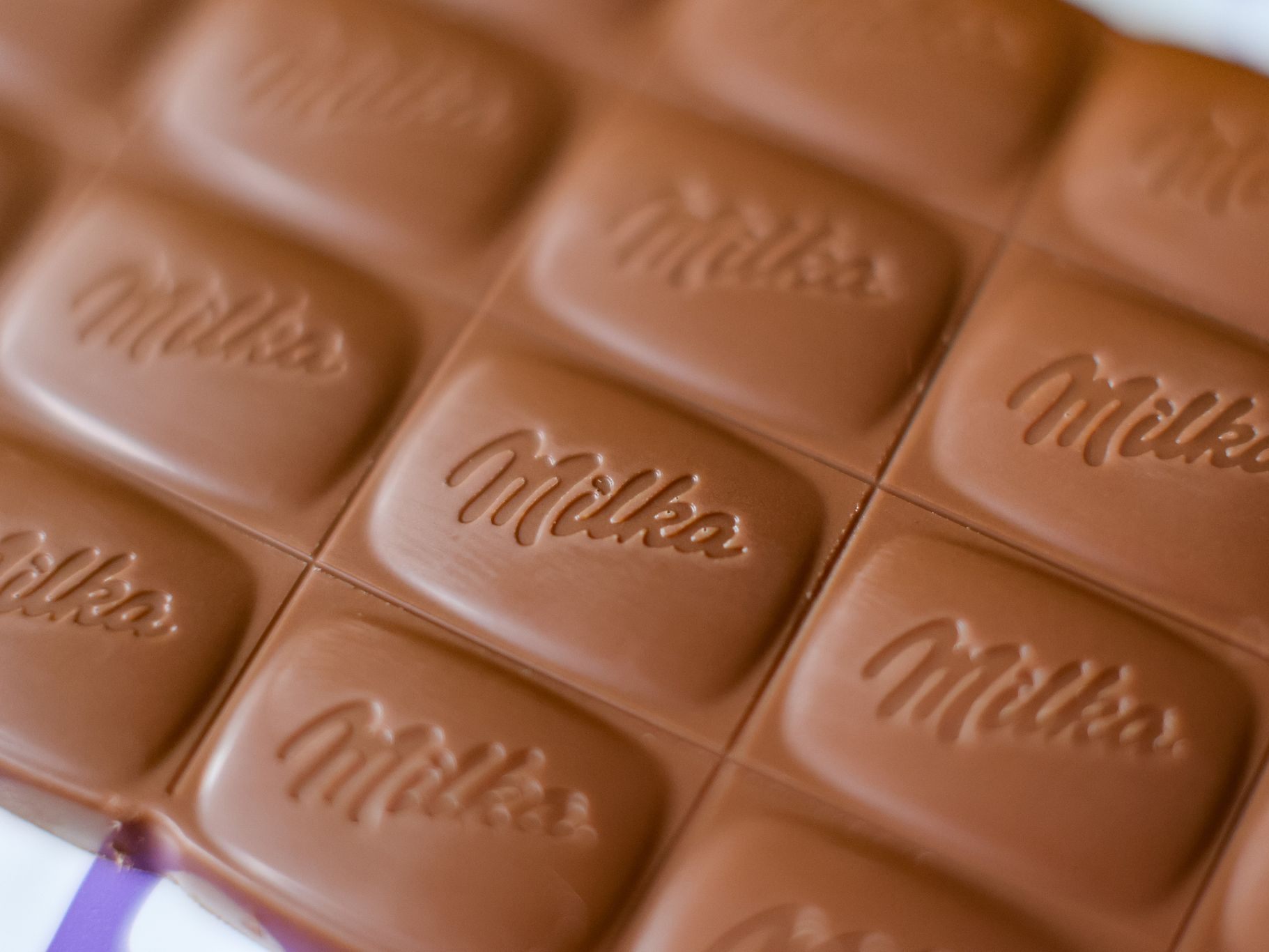 Milka-Schokolade enthält weniger, kostet mehr. Shrinkflation sorgt für versteckte Preiserhöhungen. Verbraucher fordern Transparenz. Milka-Schokolade enthält weniger, kostet mehr. Shrinkflation sorgt für versteckte Preiserhöhungen. Verbraucher fordern Transparenz.
