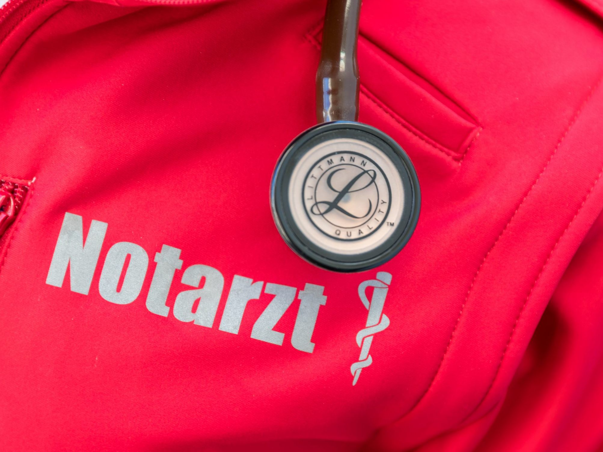 Nach dem Absturz wurde der 17-Jährige von Mitgliedern der örtlichen Freiwilligen Feuerwehr befreit.