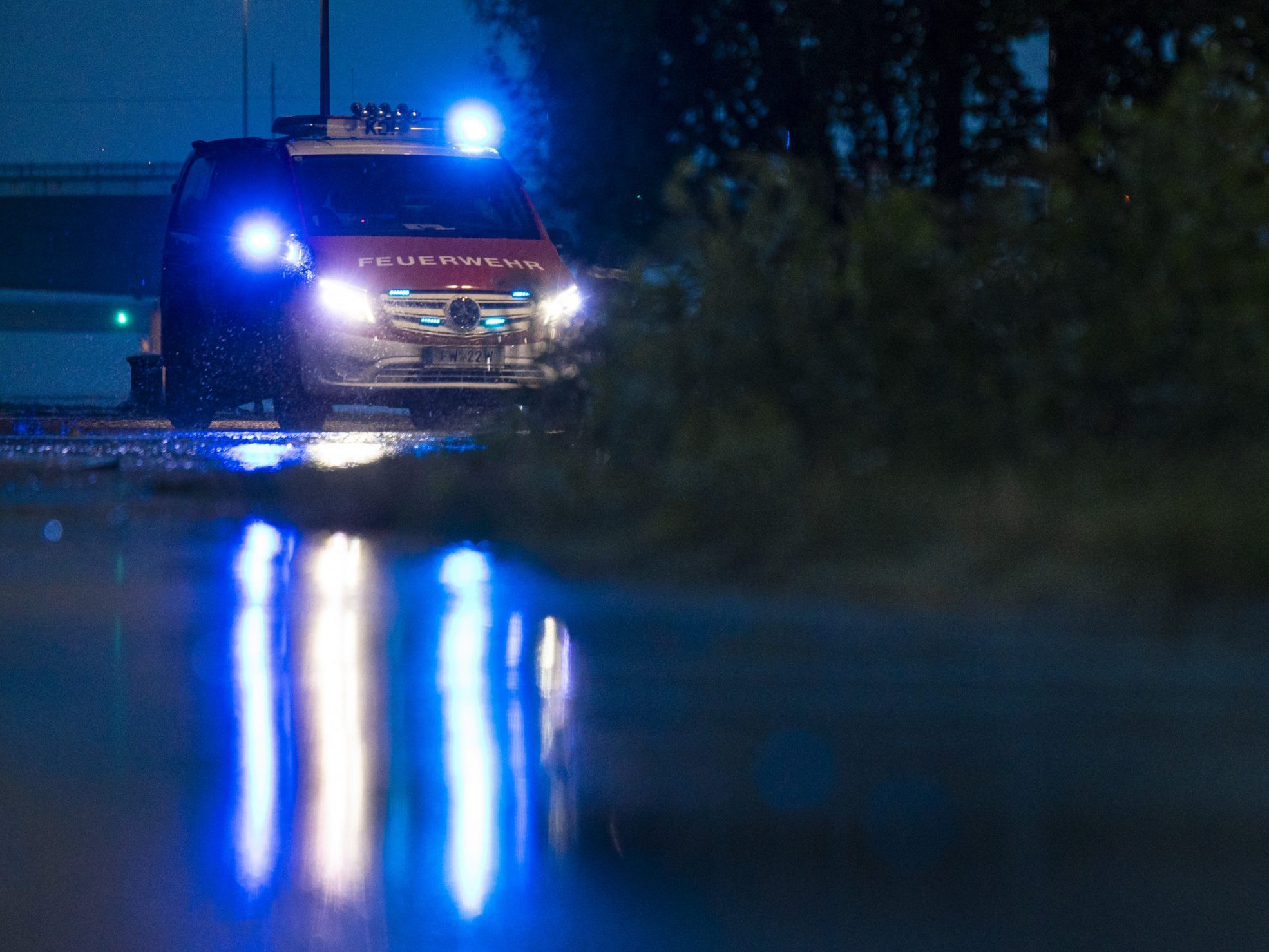 Ein Feuerwehrmann wurde bei einem Unwetter-Einsatz bei Raabs an der Thaya verletzt.