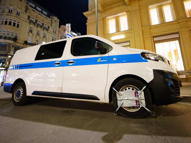 Der 36-Jährige war mit einem gestohlenen Kastenwagen gegen eine Pestsäule gefahren.