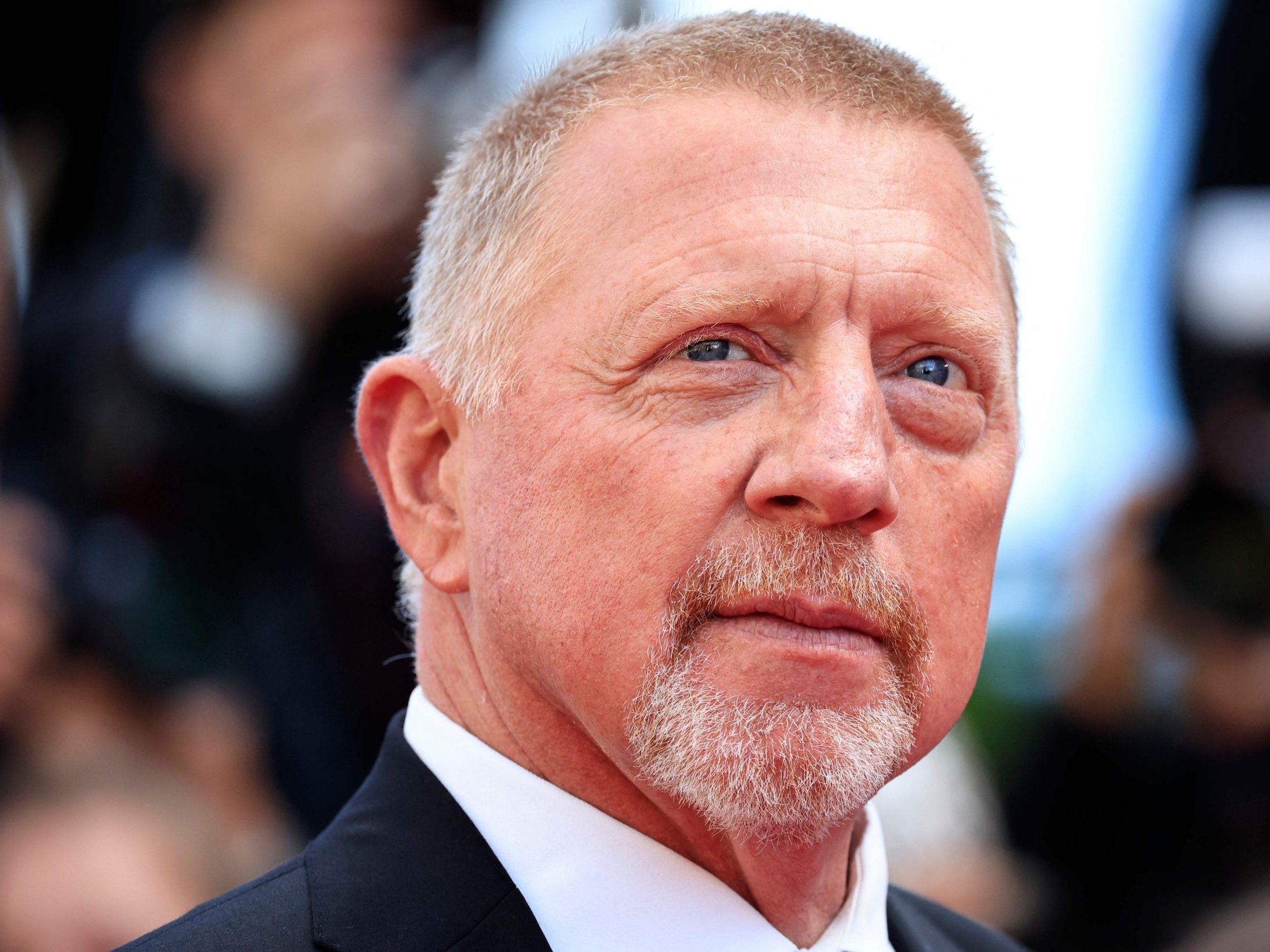 Boris Becker wird Vater. Promis wie Oliver Pocher und Lilly Becker reagieren mit scharfen Kommentaren.