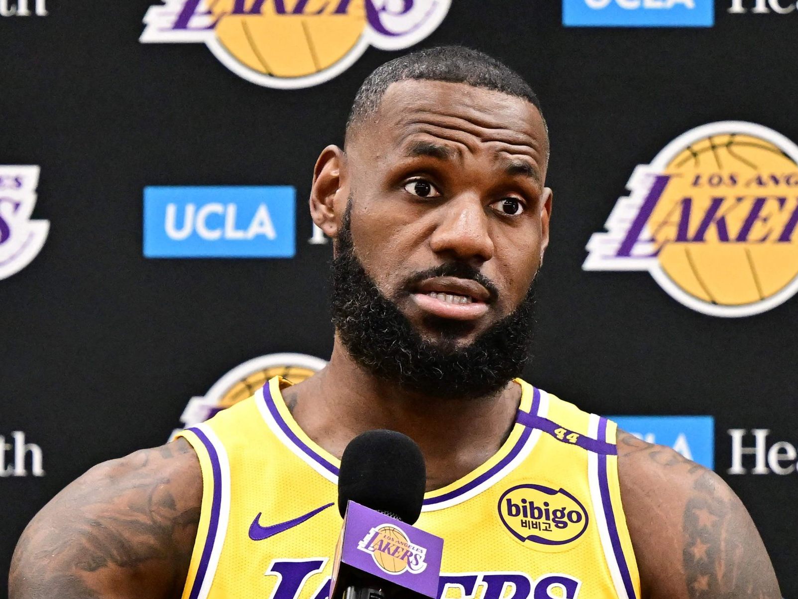 LeBron James wurde in einem Podcast mit Dopingvorwürfen konfrontiert. LeBron James wurde in einem Podcast mit Dopingvorwürfen konfrontiert.