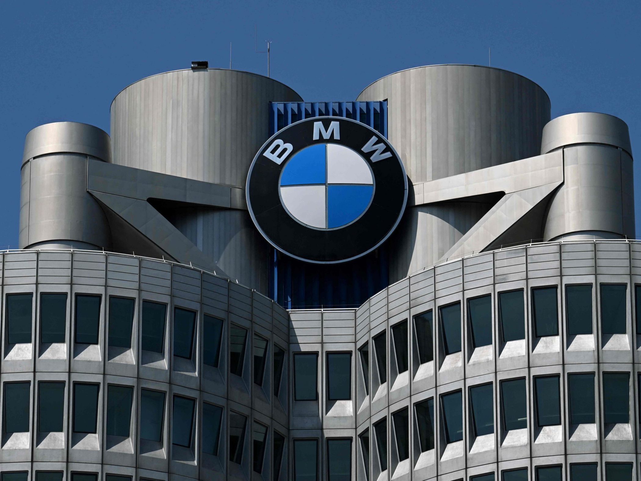 Auch BMW hat mit einem Gewinneinbruch zu kämpfen.