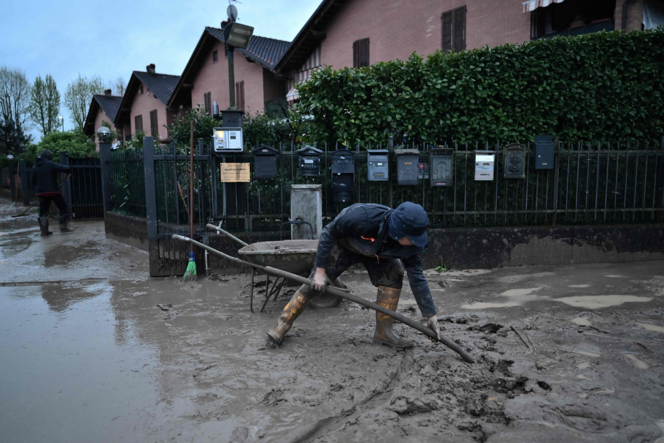 Die Carabinieri durchsuchten das Haus während einer Räumung. Im April hatte es in dem Ort eine Überschwemmung gegeben.