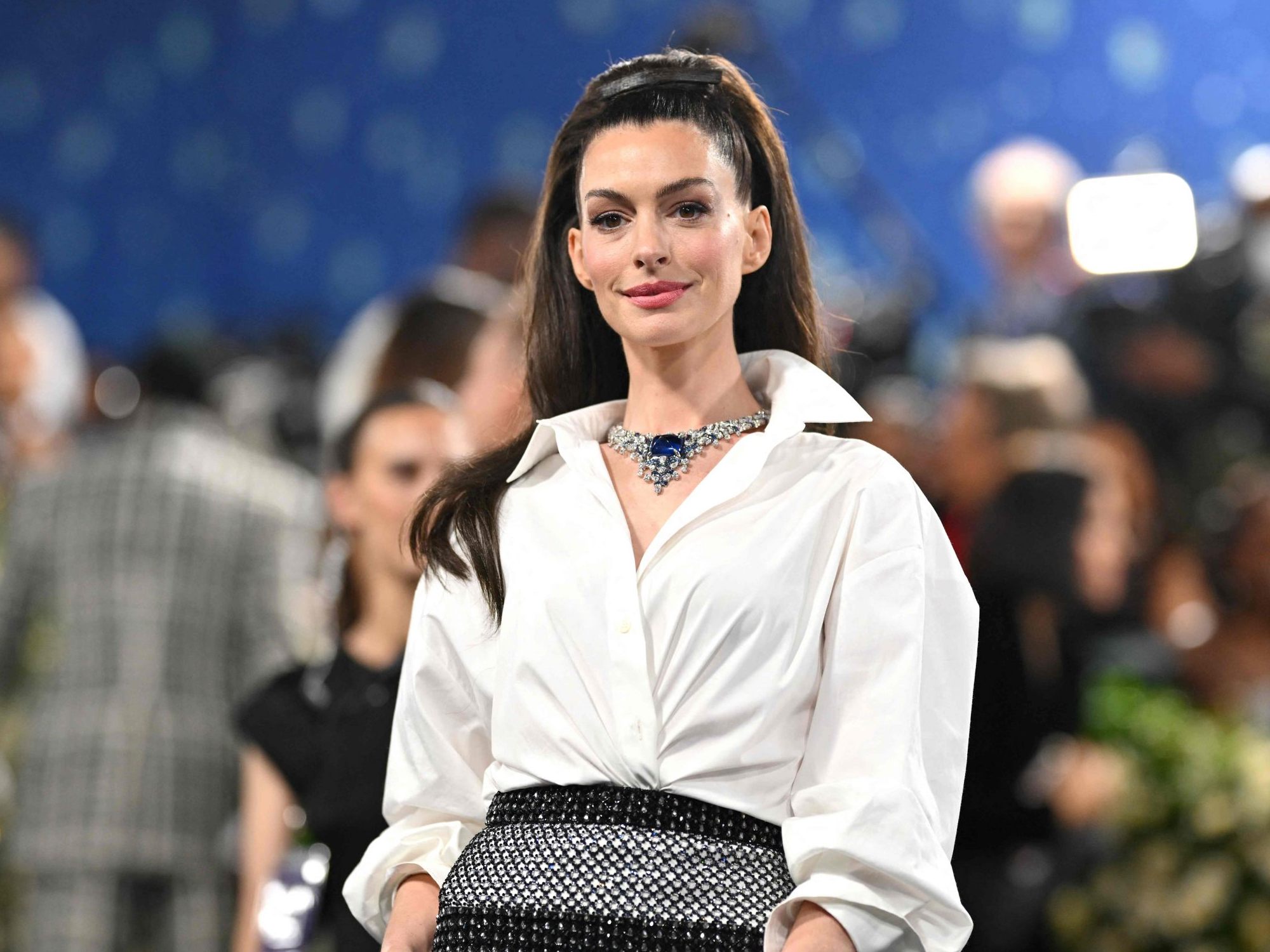 Anne Hathaway spielt erneut Andy Sachs – 20 Jahre nach dem Originalfilm. Der Kinostart von „Der Teufel trägt Prada 2“ ist für Mai 2026 geplant.