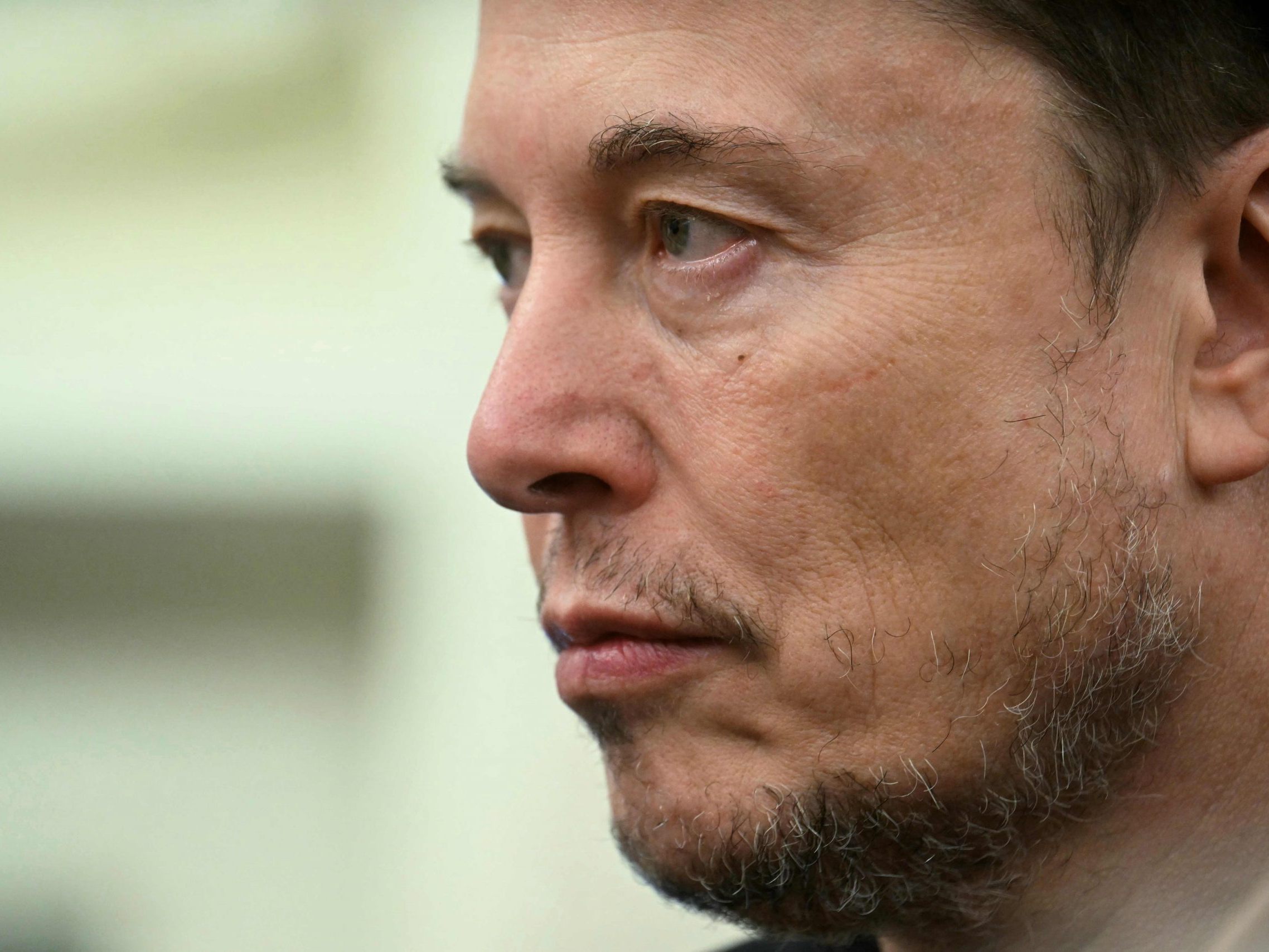 Elon Musk droht mit neuer Partei, falls Trumps 'Big Beautiful Bill' durchgeht. Politisches Beben in den USA droht.
