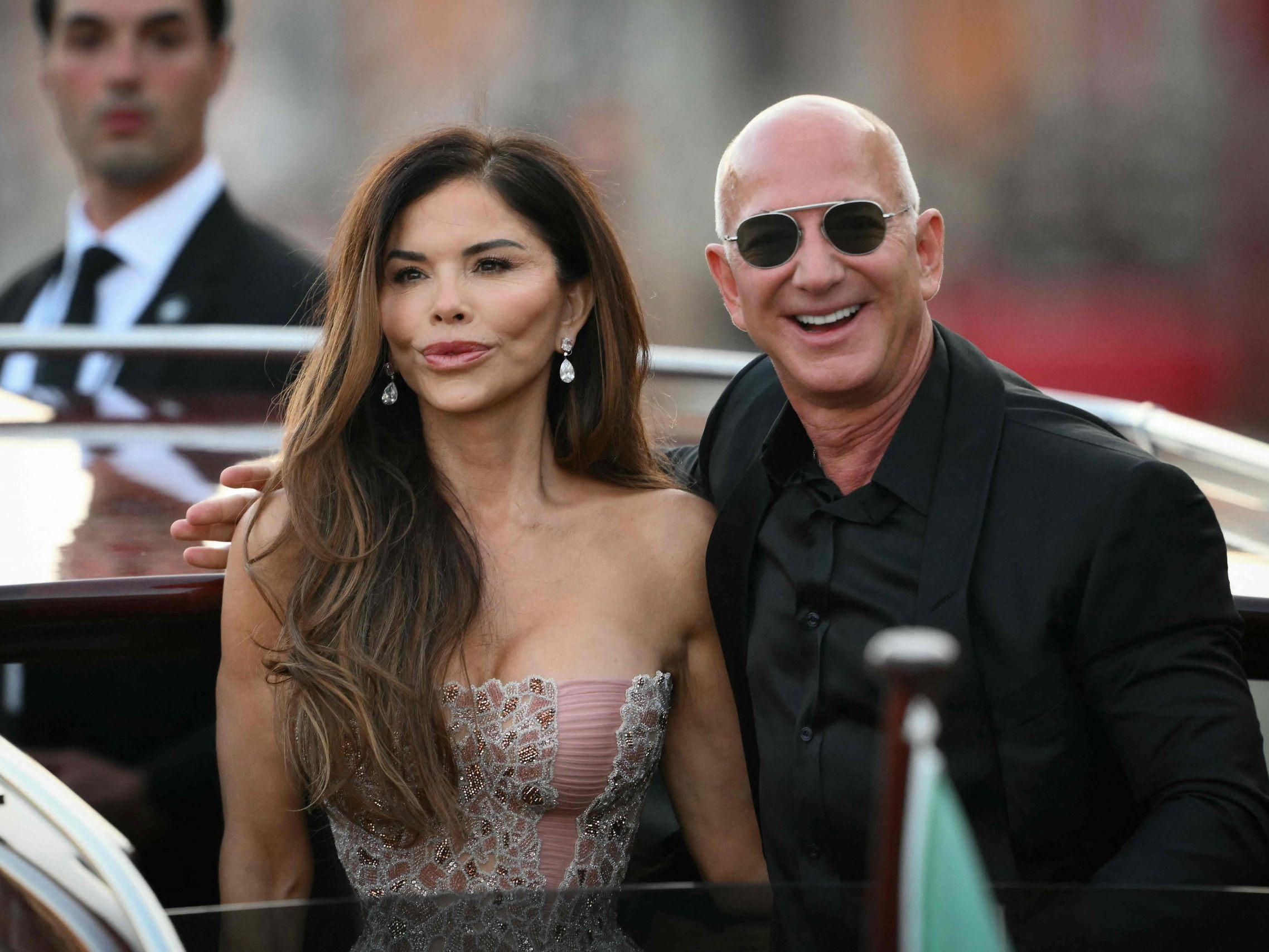 Hochzeitsdrama in Venedig: Gestohlenes Brautkleid und brennendes Designerstück bei Jeff Bezos' Feier. Ermittlungen laufen heiß. Hochzeitsdrama in Venedig: Gestohlenes Brautkleid und brennendes Designerstück bei Jeff Bezos' Feier. Ermittlungen laufen heiß.