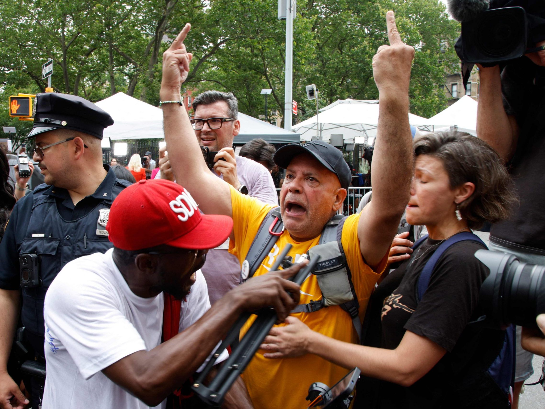 P. Diddy entgeht lebenslanger Haft. Mithäftlinge applaudieren ihm als Zeichen der Hoffnung. P. Diddy entgeht lebenslanger Haft. Mithäftlinge applaudieren ihm als Zeichen der Hoffnung.