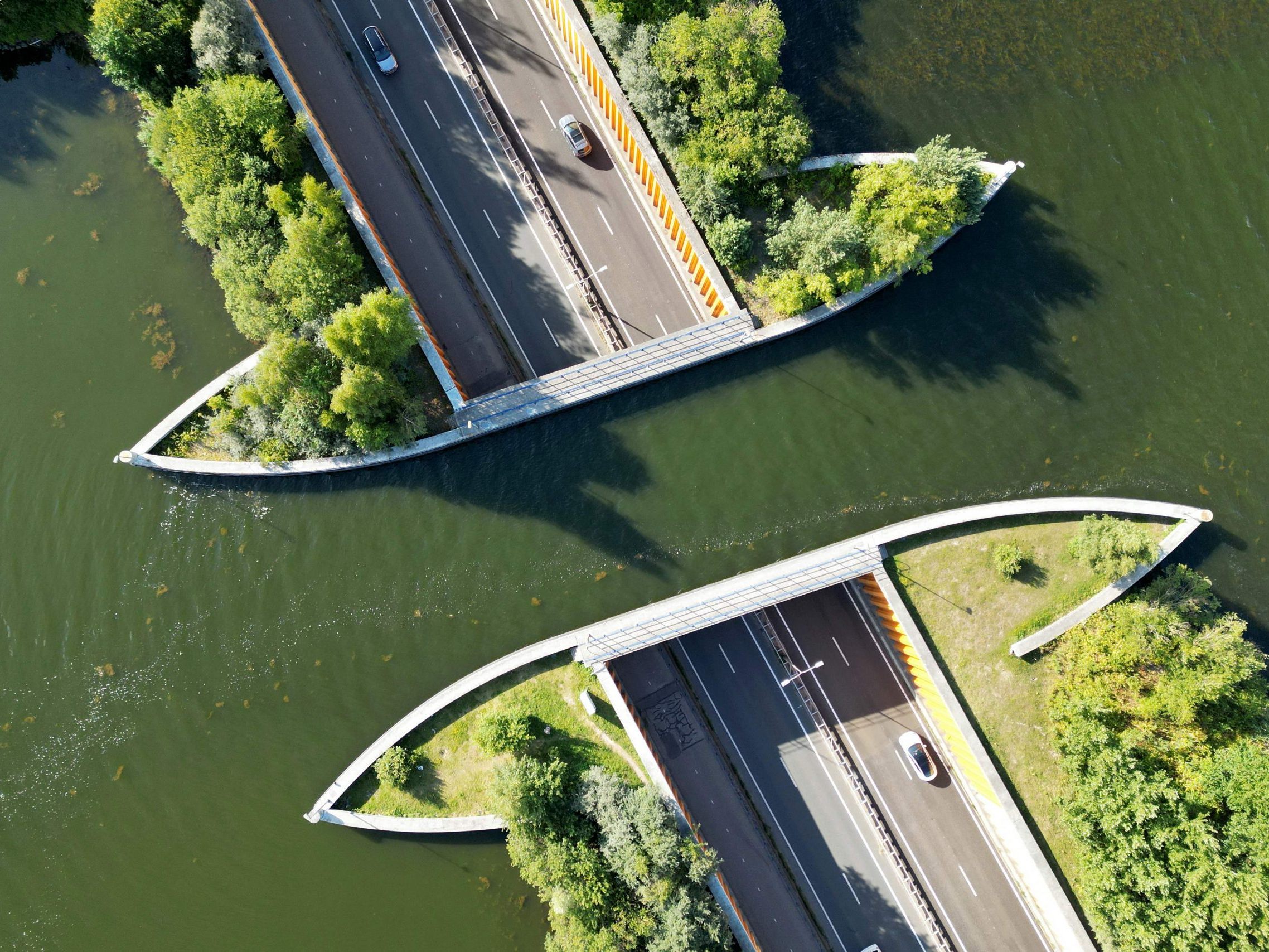 Wasser über Straße: Spektakuläres Aquädukt in den Niederlanden sorgt für Staunen Wasser über Straße: Spektakuläres Aquädukt in den Niederlanden sorgt für Staunen