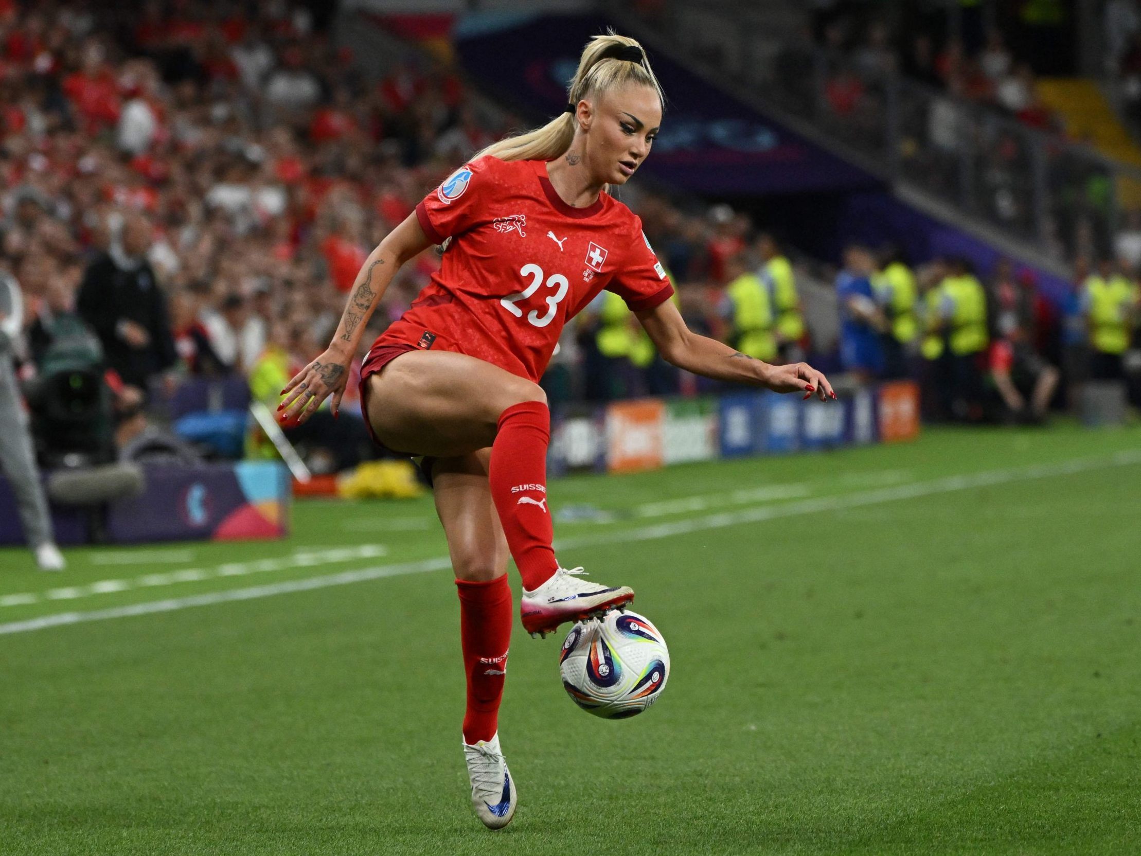 Alisha Lehmann erobert als Fußball-Influencerin die Social Media Welt. Ihre Doppelrolle polarisiert und fasziniert weit über den Sport hinaus.