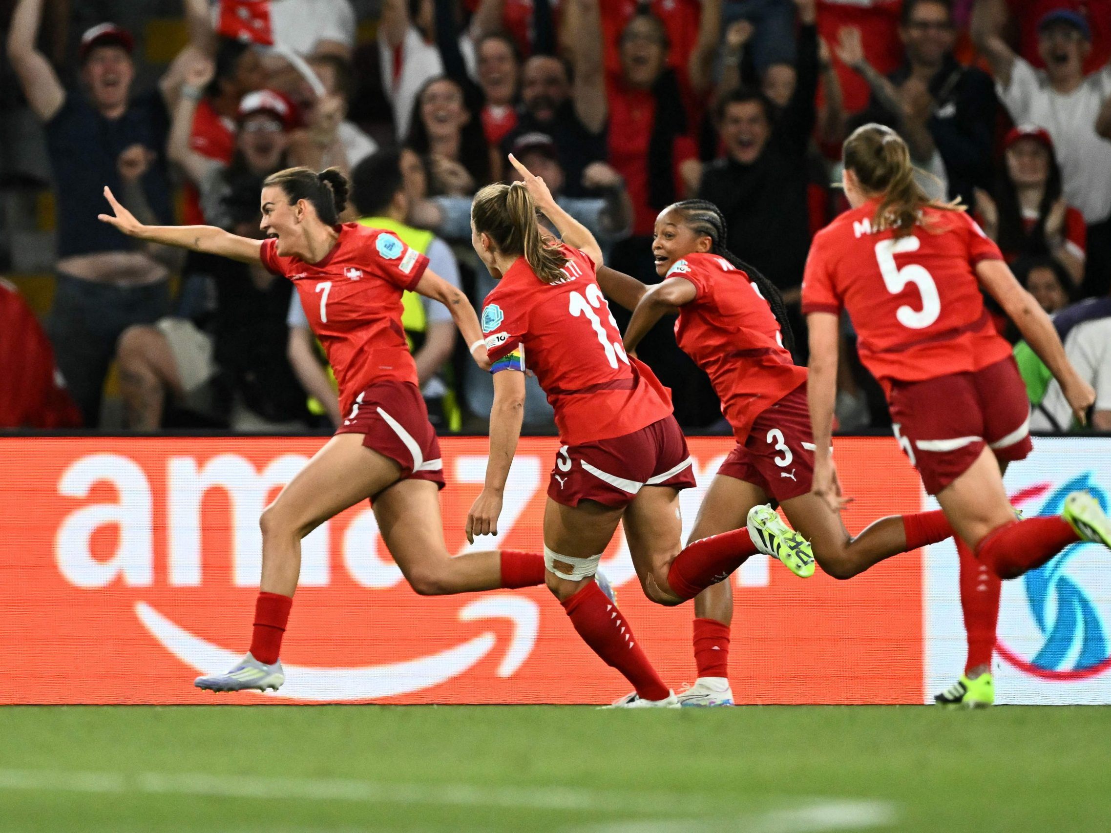 Schweizer Frauen erreichen sensationell das EM-Viertelfinale. Dramatischer Sieg in letzter Sekunde durch den Ausgleichstreffer von Riola Xhemaili sichert den Einzug. Schweizer Frauen erreichen sensationell das EM-Viertelfinale. Dramatischer Sieg in letzter Sekunde durch den Ausgleichstreffer von Riola Xhemaili sichert den Einzug.