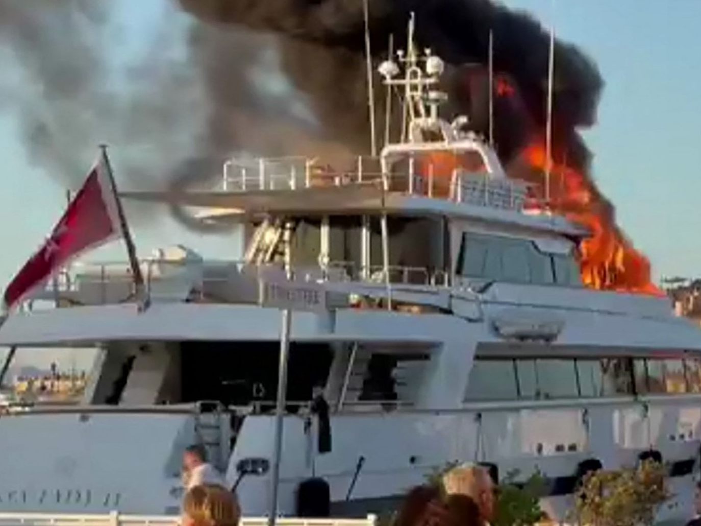 Brand auf Luxusyacht – Charterpreis: 80.000 Euro pro Woche Brand auf Luxusyacht – Charterpreis: 80.000 Euro pro Woche